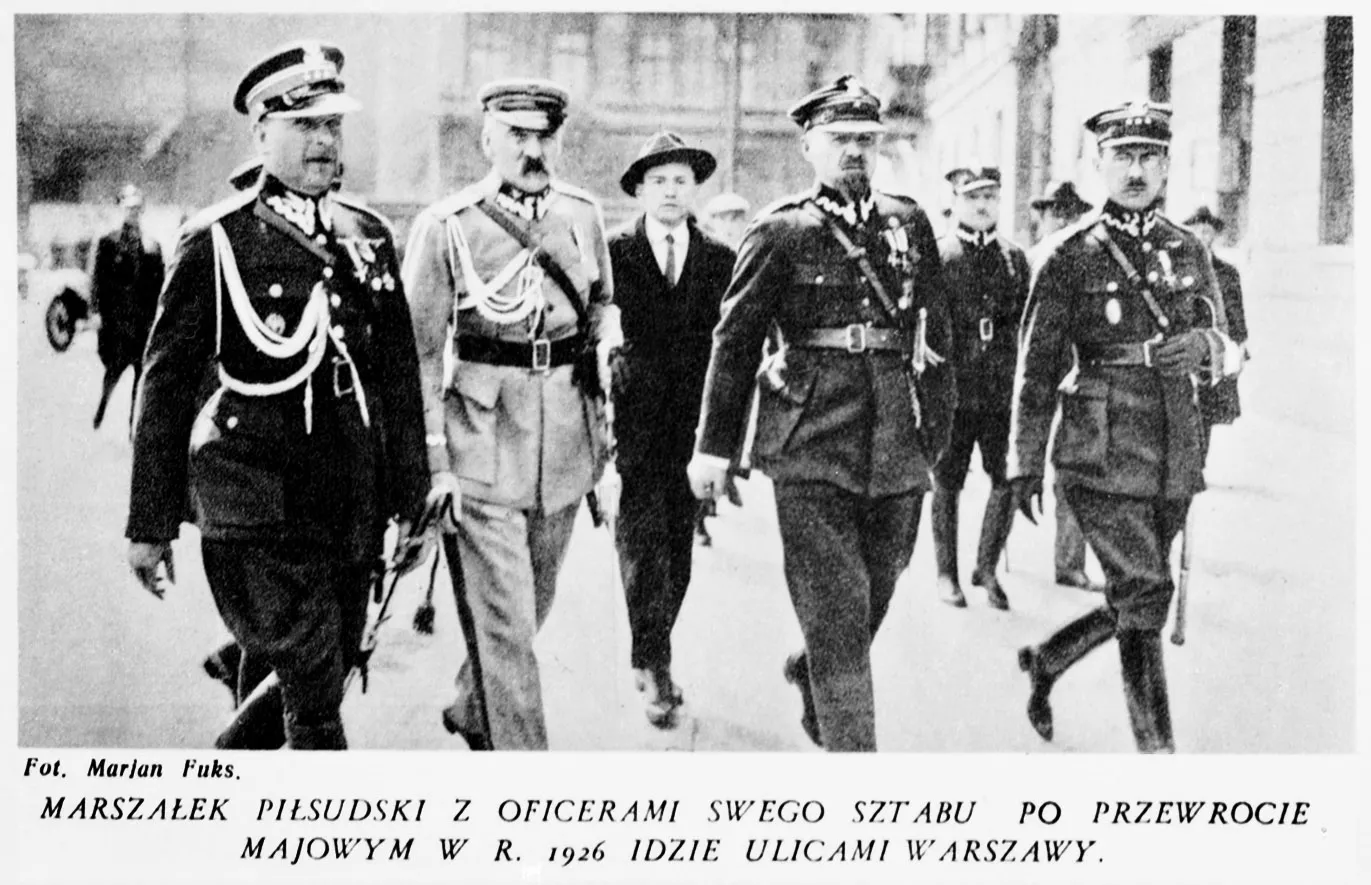  Marszałek Józef Piłsudski z oficerami swojego sztabu, 1926 rok (reprodukcja fotografii autorstwa Mariana Fuksa). Fot. PAP/Reprodukcja Jakub Grelowski 