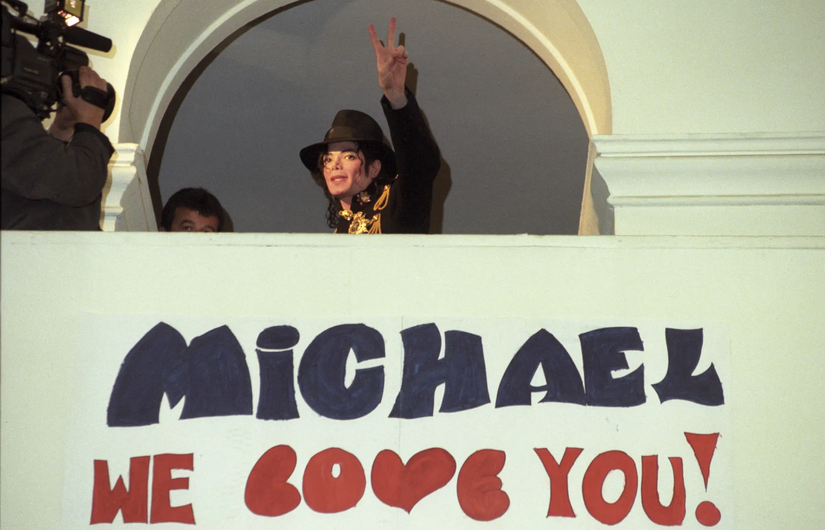 Michael Jackson z wizytą w warszawskim liceum im. Stefana Batorego Fot. PAP/Jacek Turczyk