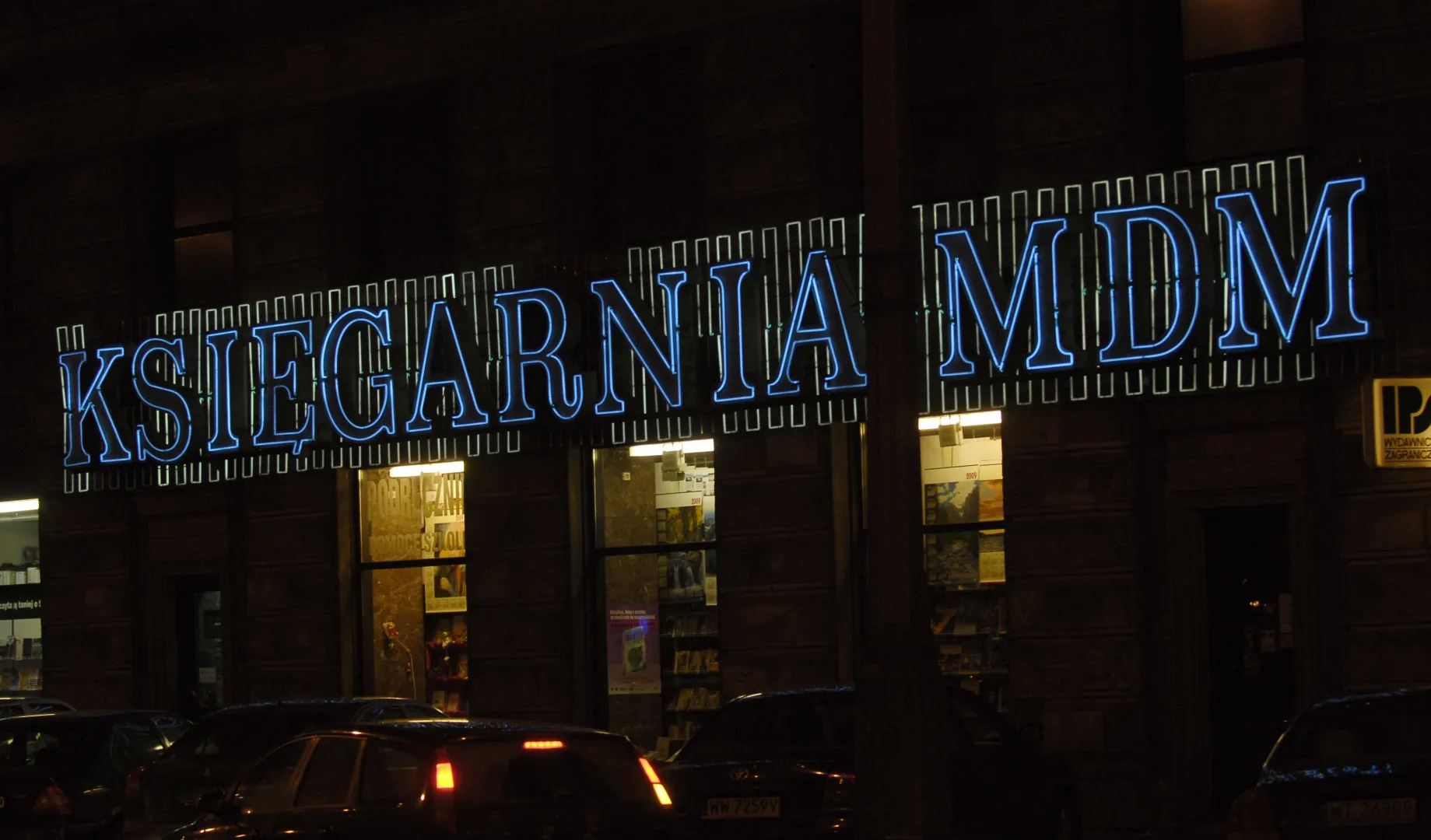 Neon "Księgarnia MDM" w Warszawie. Fot.  PAP/Andrzej Rybczyński