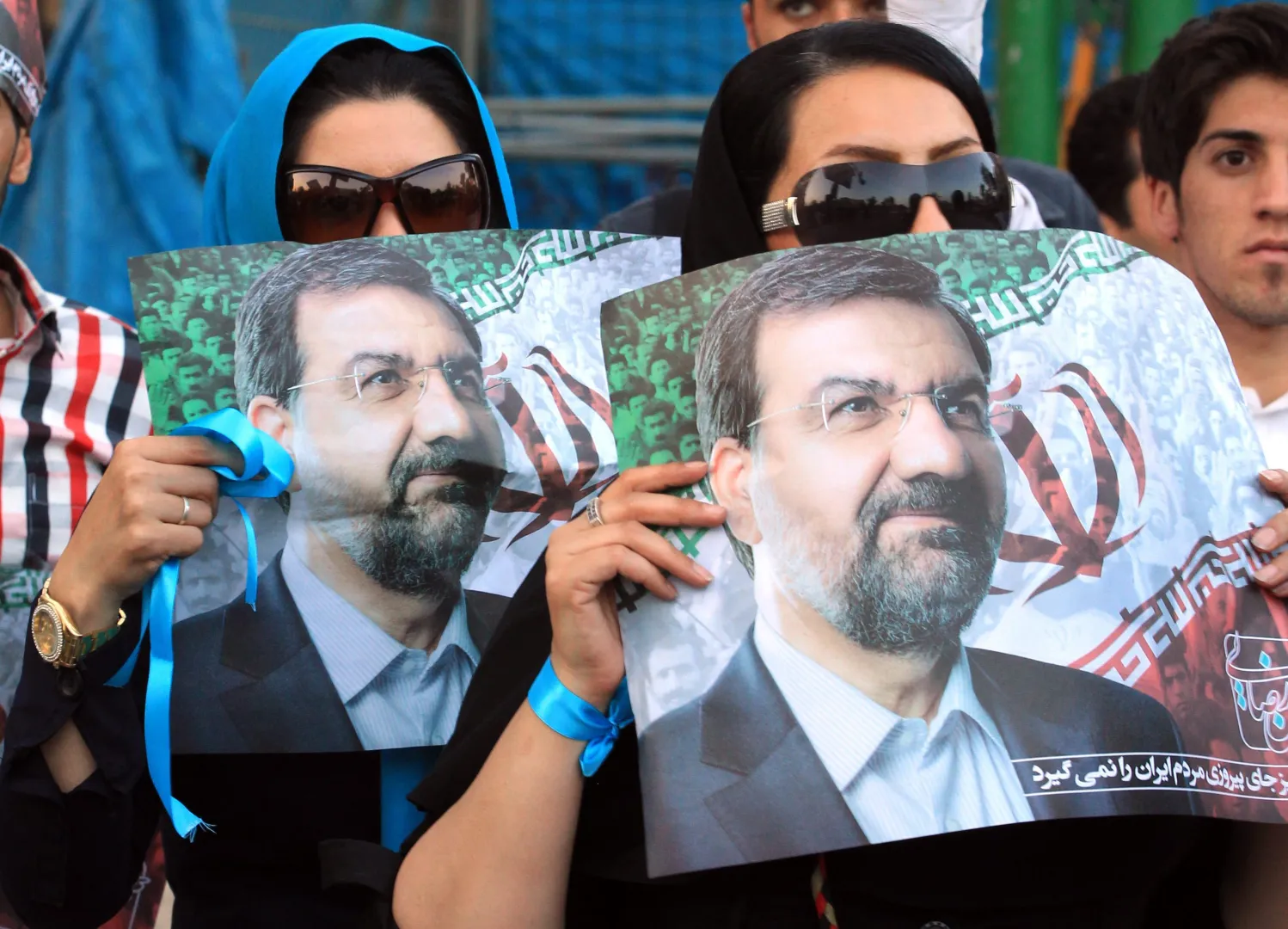 Иранские женщины держат портрет Мохсена Резаи Fot. PAP/EPA/ABEDIN TAHERKENAREH