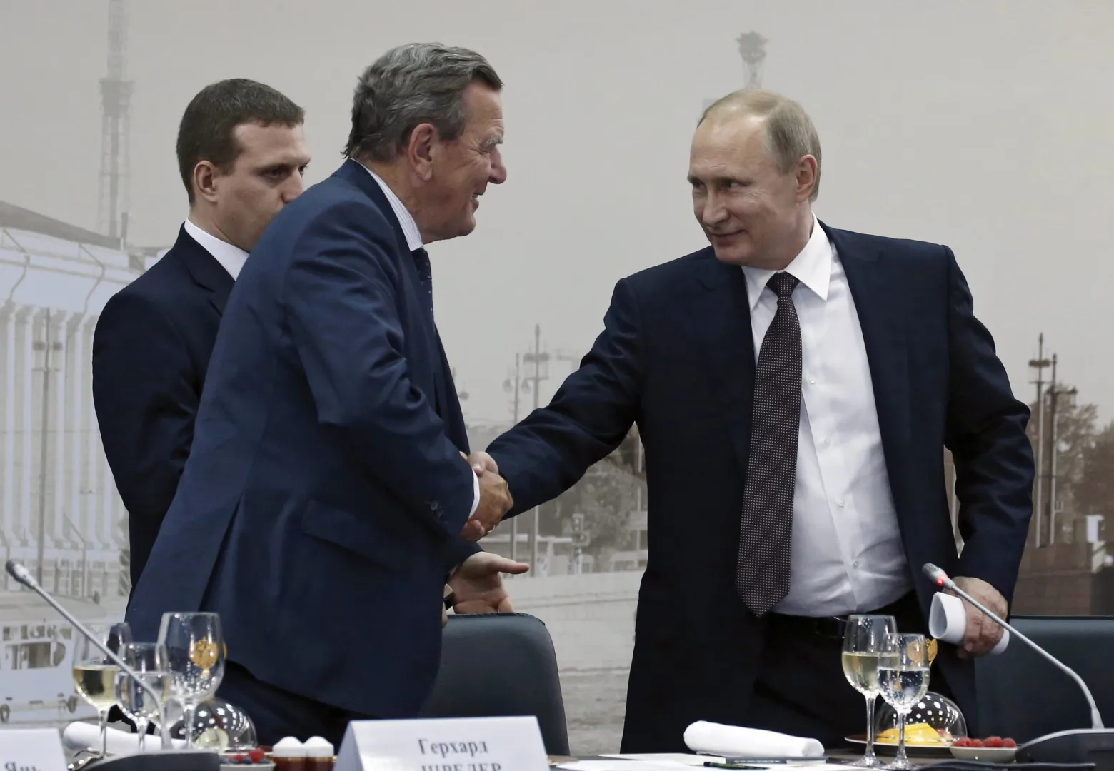 Рукостискання Герхарда Шредера й Владіміра Путіна. Fot. PAP/EPA/Sergey Chirikov