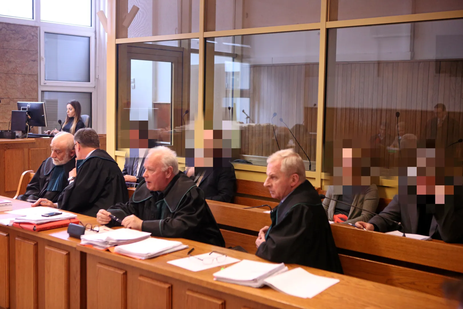 W pierwszym rzędzie adwokaci (L-P): Krzysztof Bachmiński, Piotr Kardas, Andrzej Patela, Zbigniew Kubicki; w drugim rzędzie oskarżeni lekarze (L-P): Dariusz D., Andrzej K., Katarzyna S. oraz Jacek D. podczas rozprawy dot. śmierci Jerzego Ziobry. Fot. PAP/Stanisław Rozpędzik