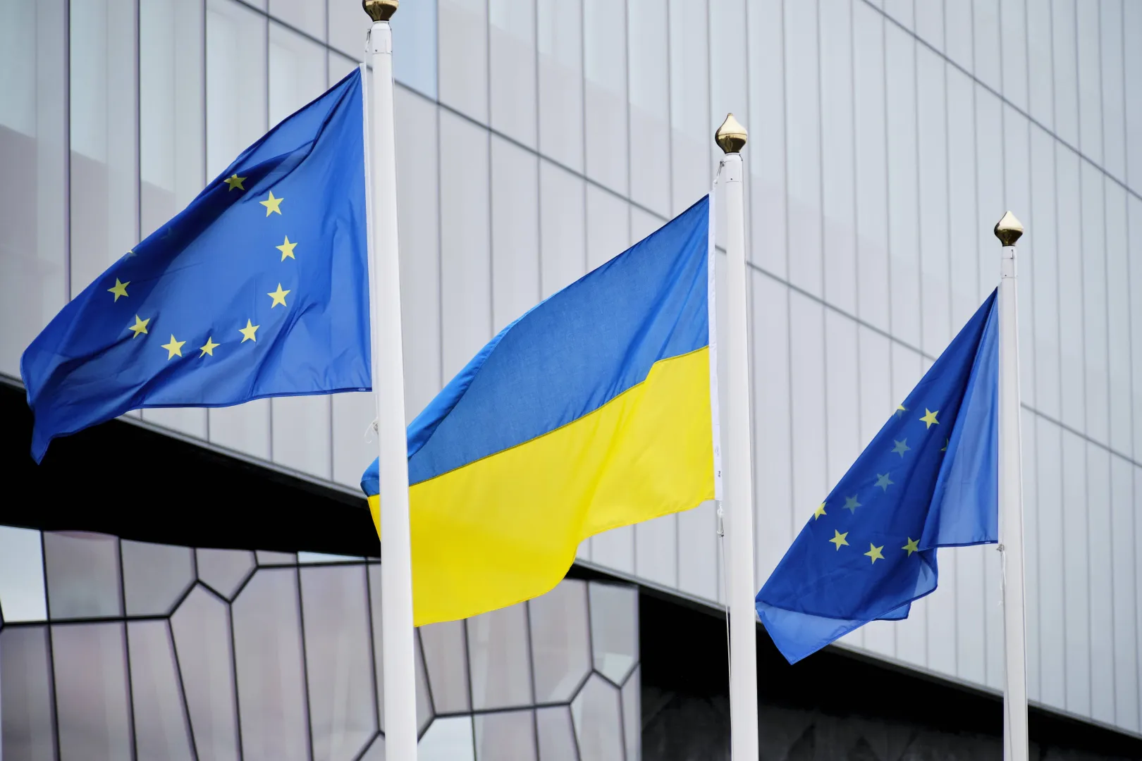Прапори ЄС та України. Fot. PAP/EPA/ANTON BRINK HANSEN