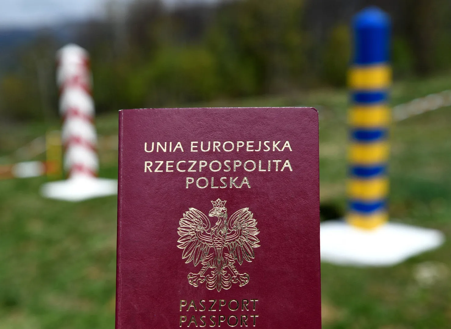 Паспорт Польщі, фотоілюстрація. Fot. PAP/Darek Delmanowicz