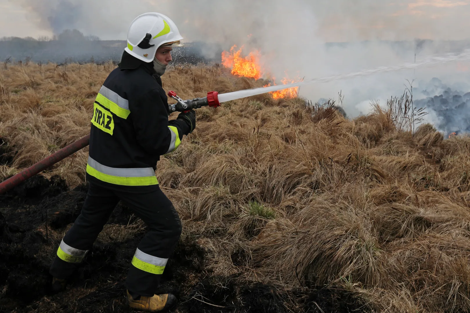 20.04.2020. Akcja gaśnicza pożaru w Biebrzańskim Parku Narodowym. Fot. PAP/Artur Reszko