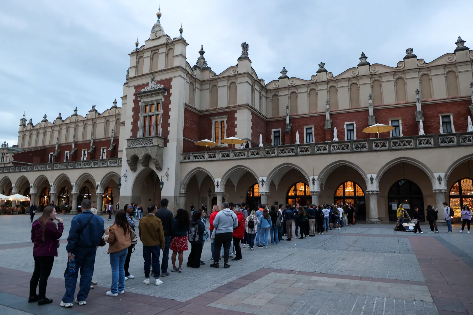 Kolejka do Galerii Sztuki Polskiej XIX wieku w Sukiennicach na Rynku Głównym w Krakowie. Fot. PAP/	Art Service