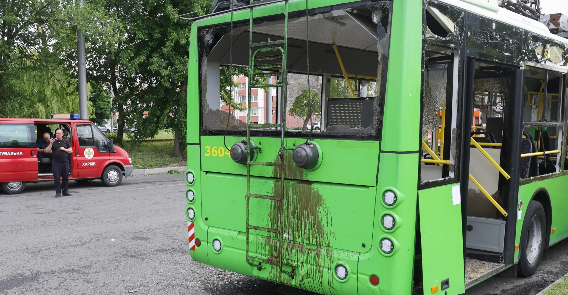 Zaatakowany autobus w Ukrainie w 2024 r. Fot. PAP/EPA/SERGEY KOZLOV