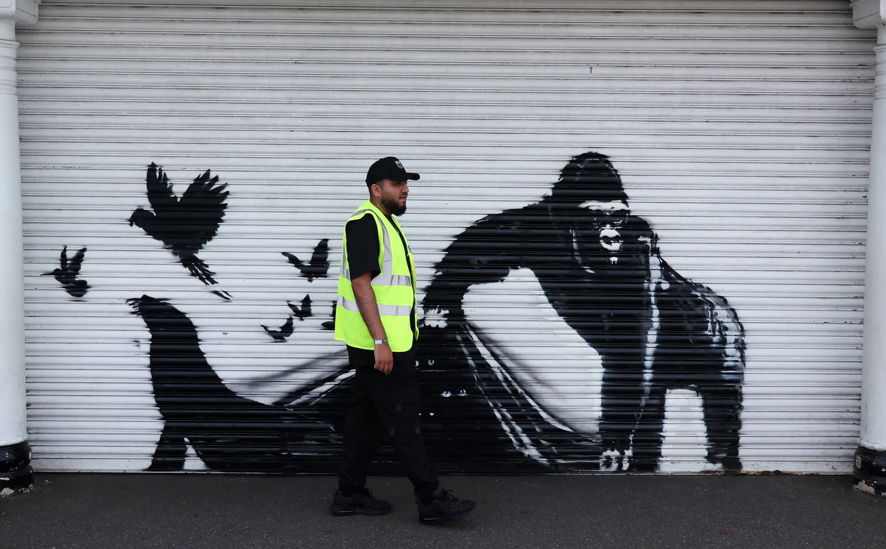 Praca artysty Banksy'ego w Londynie. Fot. EPA/ANDY RAIN