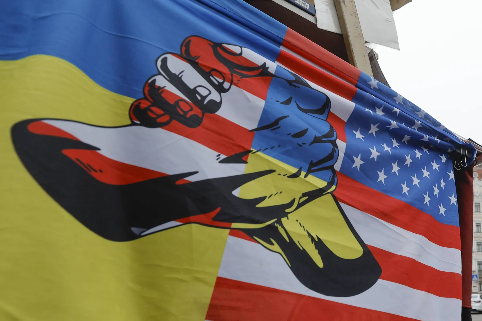 Flaga symbolizująca pomoc USA dla Ukrainy Fot. PAP/EPA/SERGEY DOLZHENKO