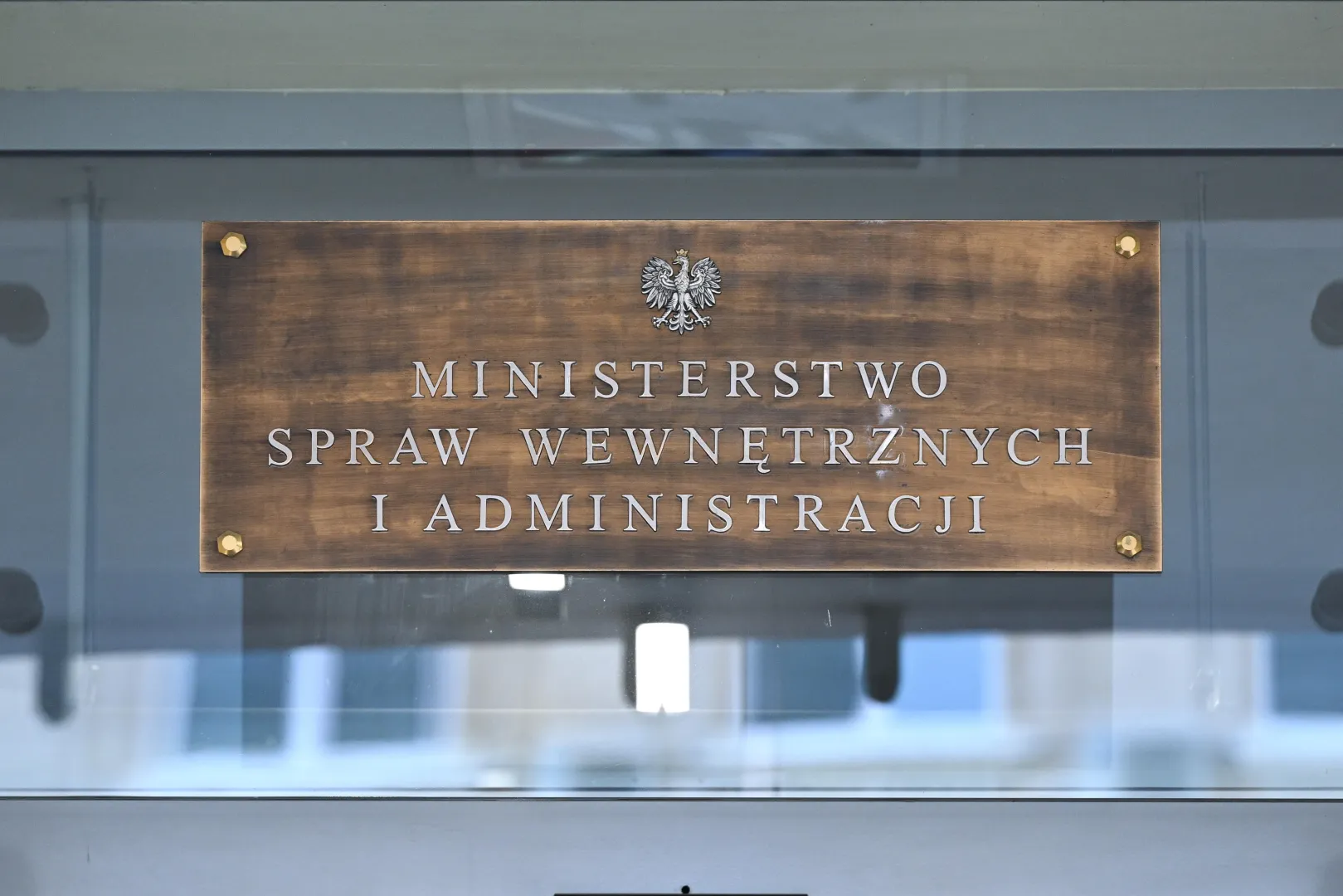 Табличка на будівлі Міністерства внутрішніх справ і адміністрації у Варшаві. Fot. PAP/Radek Pietruszka