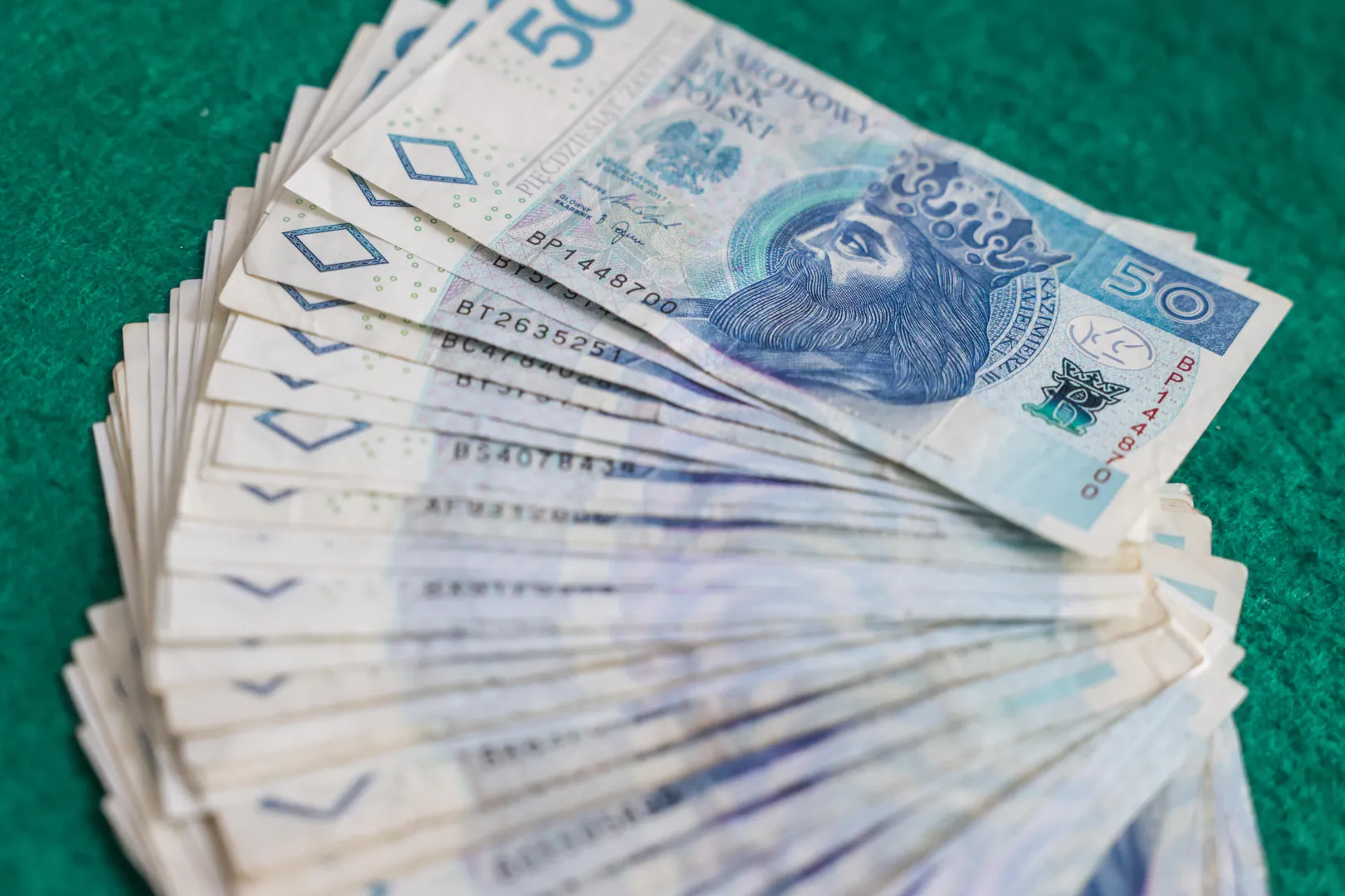Banknoty. Fot. PAP/	Szymon Pulcyn