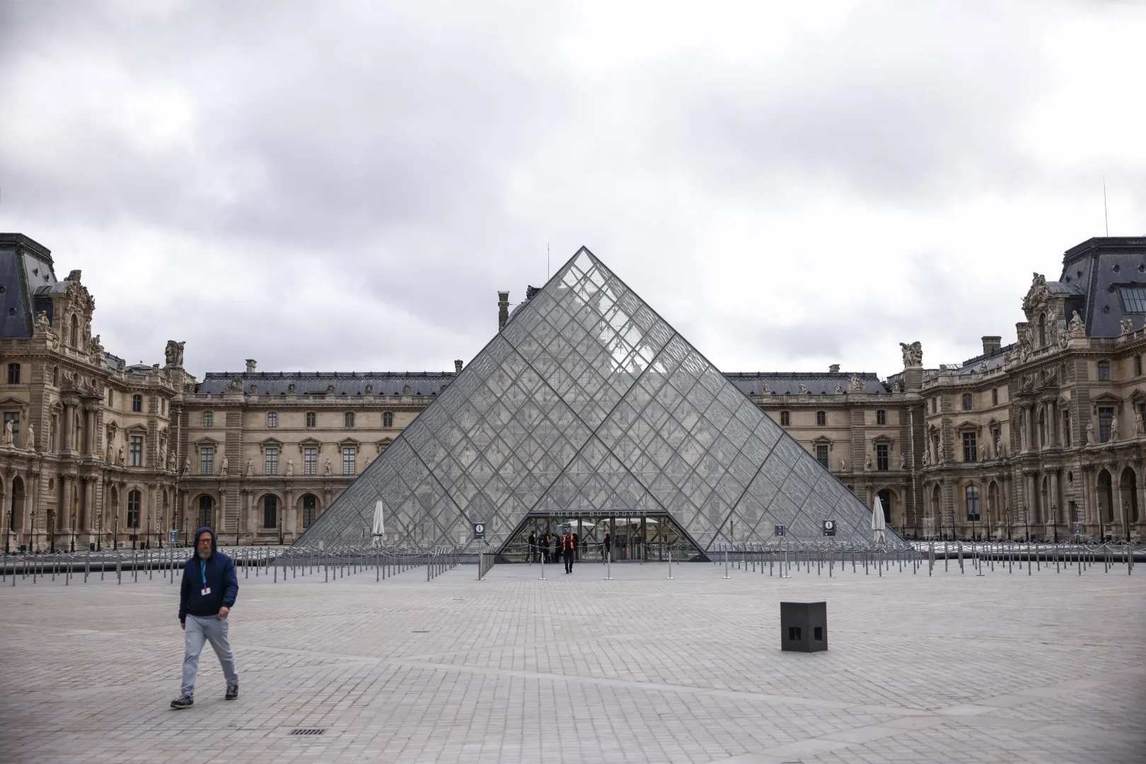 Louvre Museum. Fot. PAP/EPA/YOAN VALAT