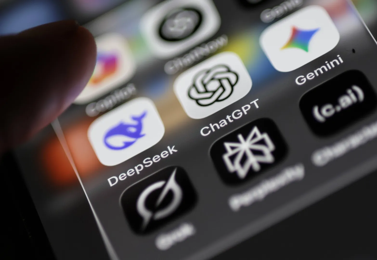 Мобільні додатки Deepseek, ChatGPT та Gemini. Фотоілюстрація. Fot. PAP/EPA/HANNIBAL HANSCHKE