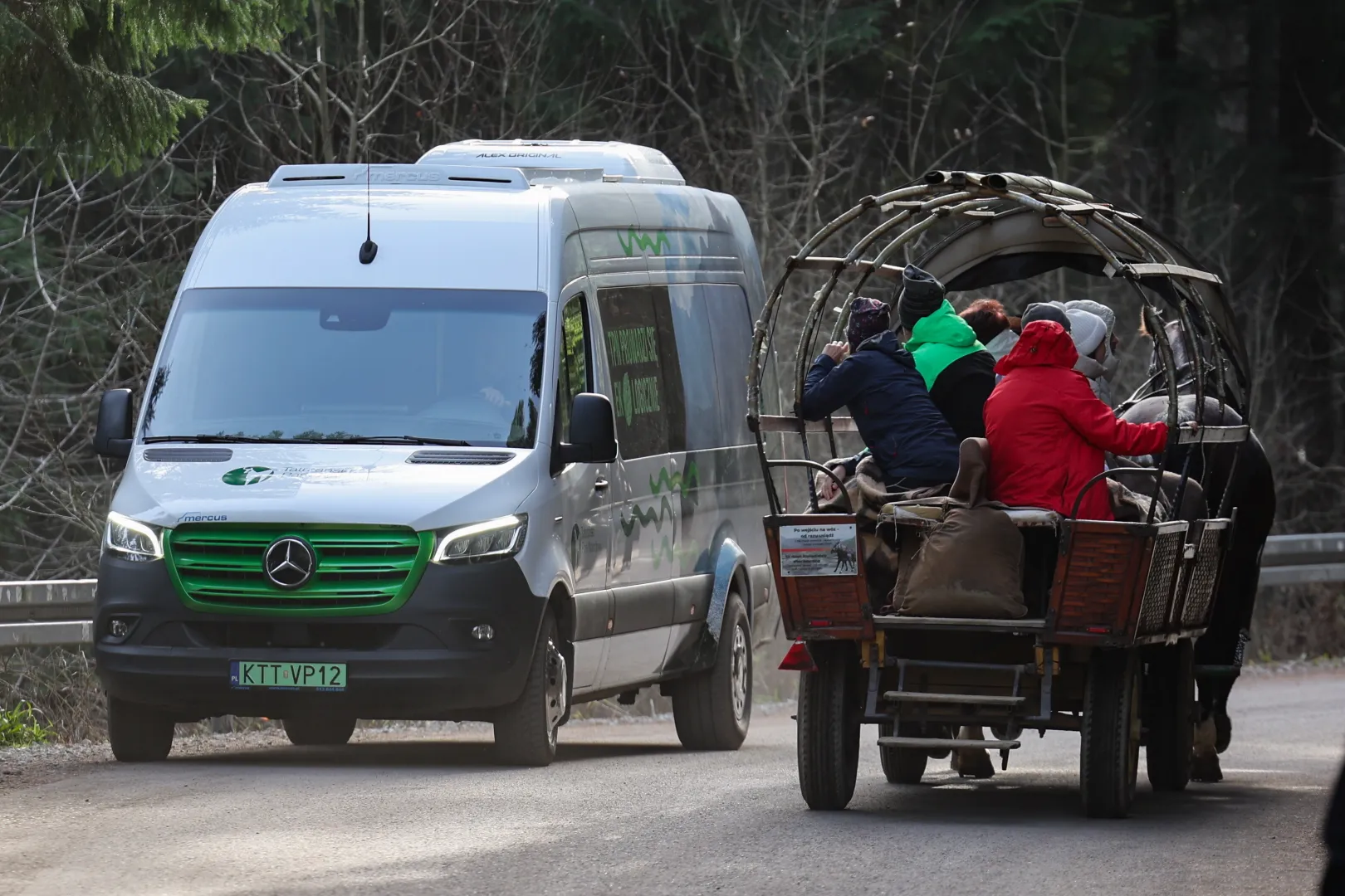 E-bus i wóz na drodze do Morskiego Oka. Fot. PAP/Grzegorz Momot