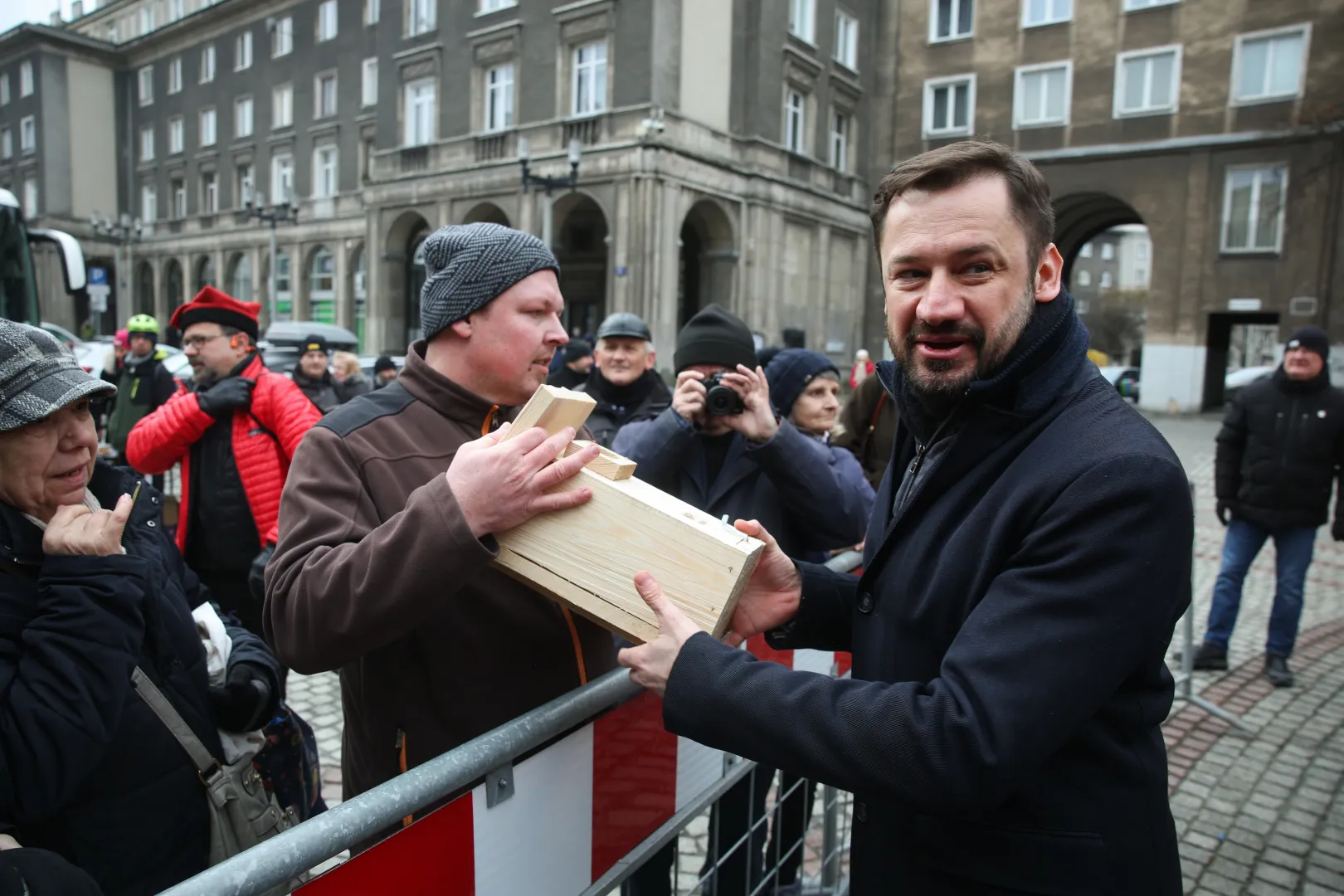 Prezydent Krakowa Aleksander Miszalski podczas rozdawania domków dla ptaków z okazji Walentynek w Krakowie Fot. PAP/Łukasz Gągulski