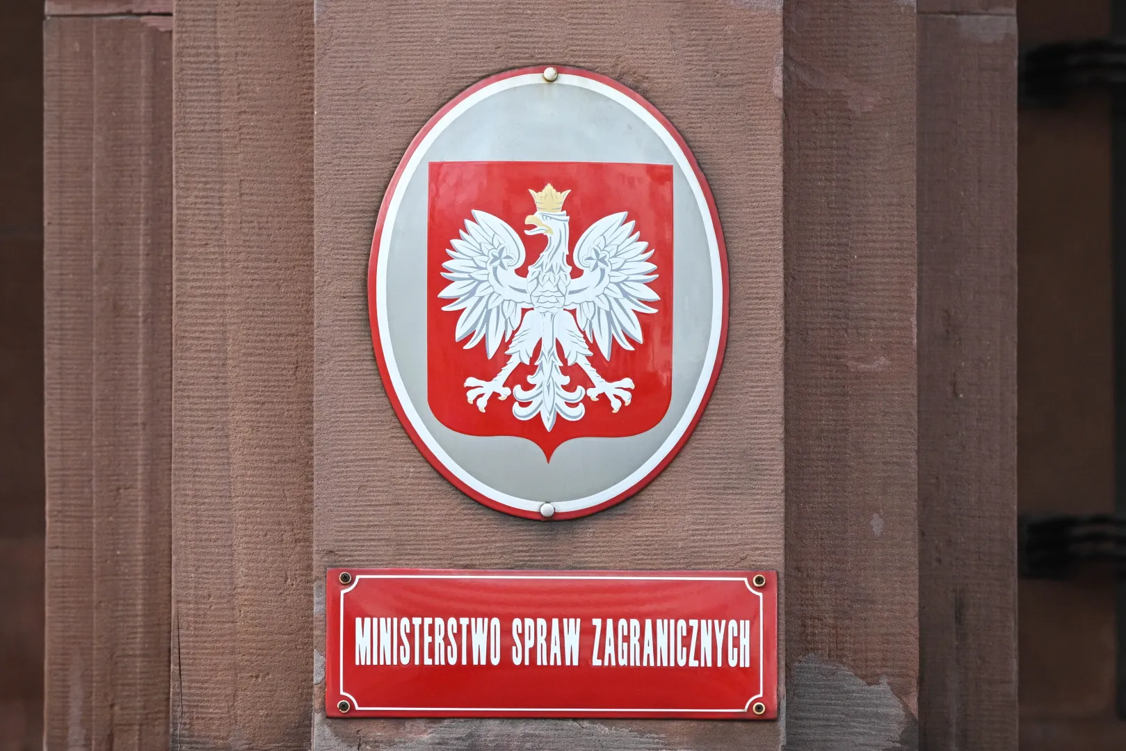 Табличка біля входу до будівлі Міністерства закордонних справ у Варшаві. Fot. PAP/Radek Pietruszka