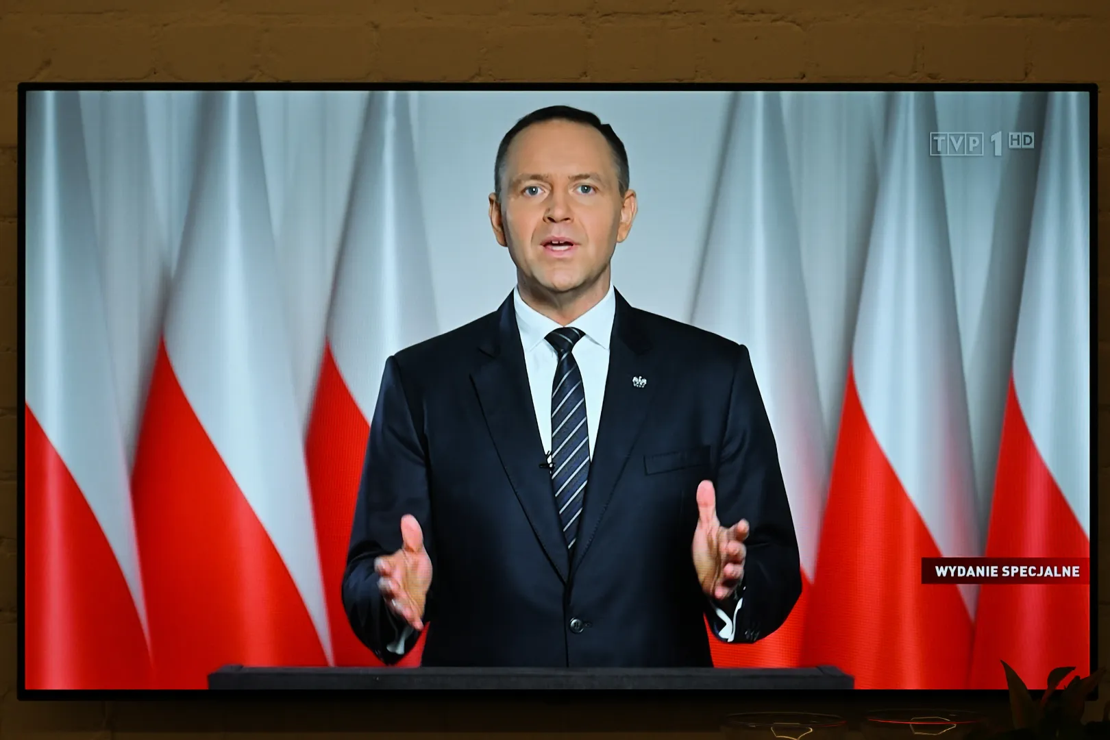 Transmitowane w telewizji orędzie prezydenta RP Karola Nawrockiego. Prezydent ogłosił, że nie podpiszę ustawy wdrażającej unijny program SAFE. Fot. PAP/Maciej Kulczyński