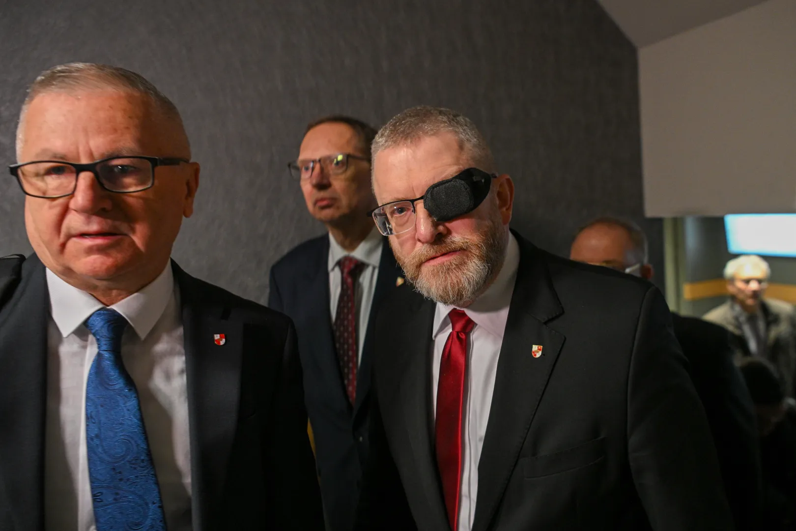Prezes Konfederacji Korony Polskiej, europoseł Grzegorz Braun oraz posłowie ugrupowania Włodzimierz Skalik i Roman Fritz. Fot. PAP/Marcin Obara