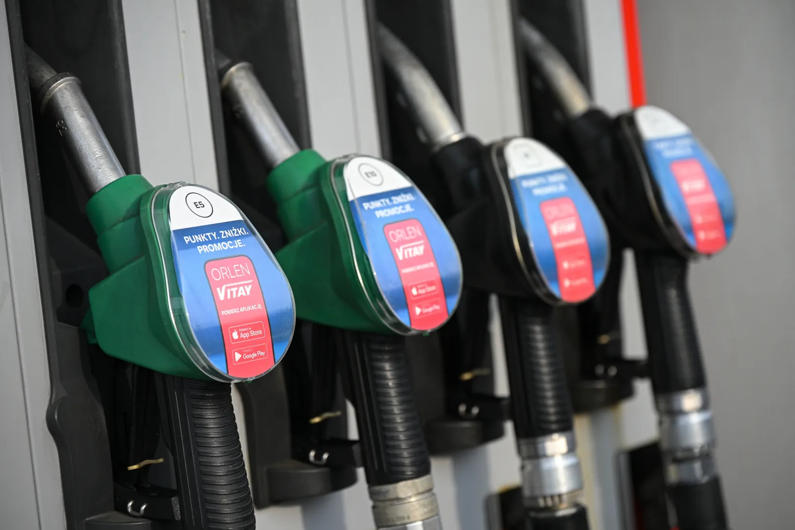 Dystrybutory na jednej ze stacji paliw Fot. PAP/Marcin Obara