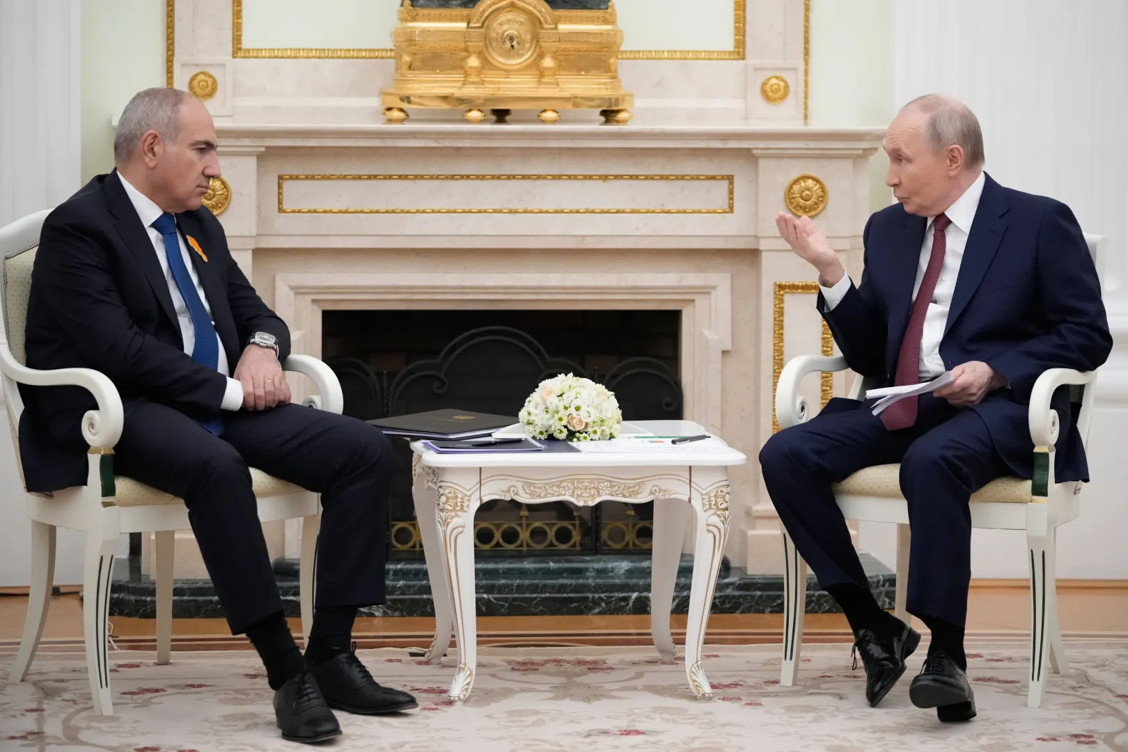 Spotkanie premiera Armenii Nikola Paszyniana z przywódcą Rosji Władimirem Putinem. PAP/EPA. PAVEL BEDNYAKOV/AP POOL