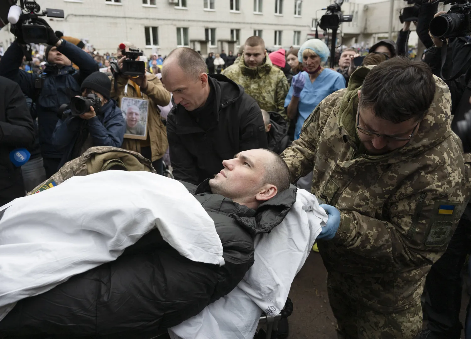 Транспортування українського полоненого після тривалого утримання в російській неволі. Квітень 2026. Фотоілюстрація. Fot. PAP/EPA/MAXYM MARUSENKO