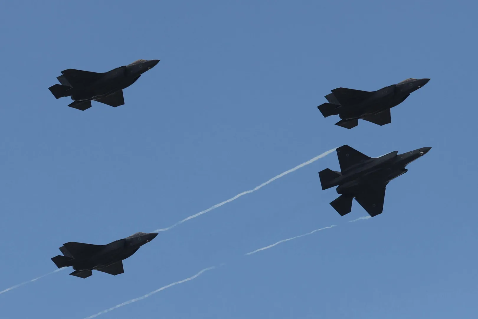 Звено самолетов F-35 в небе. Фотоиллюстрация. Fot. PAP/EPA/ABIR SULTAN