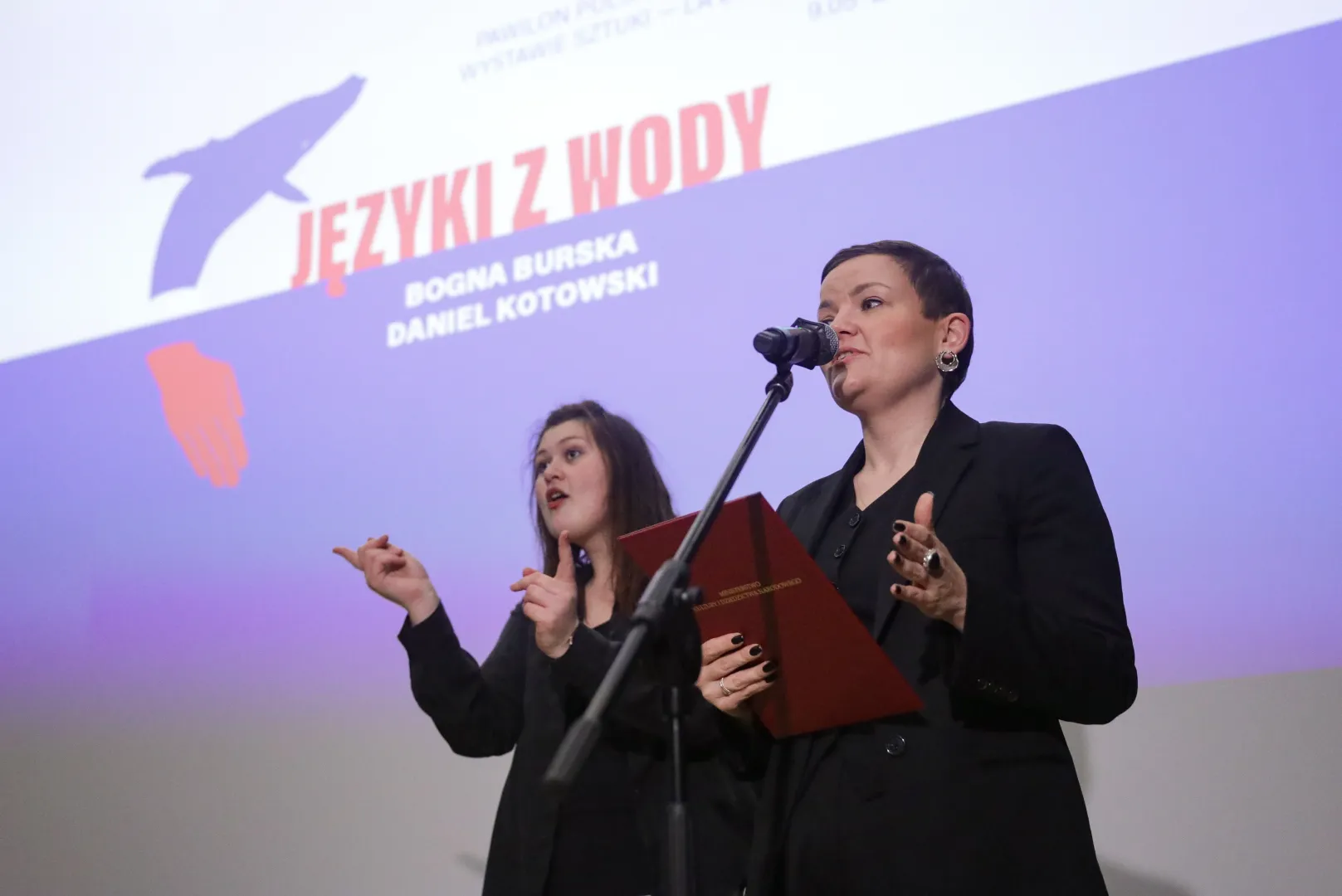 Ministra kultury i dziedzictwa narodowego Marta Cienkowska (P) podczas konferencji prasowej z okazji przedpremierowego pokazu filmu „Języki z wody”, fot. PAP/Tomasz Gzell