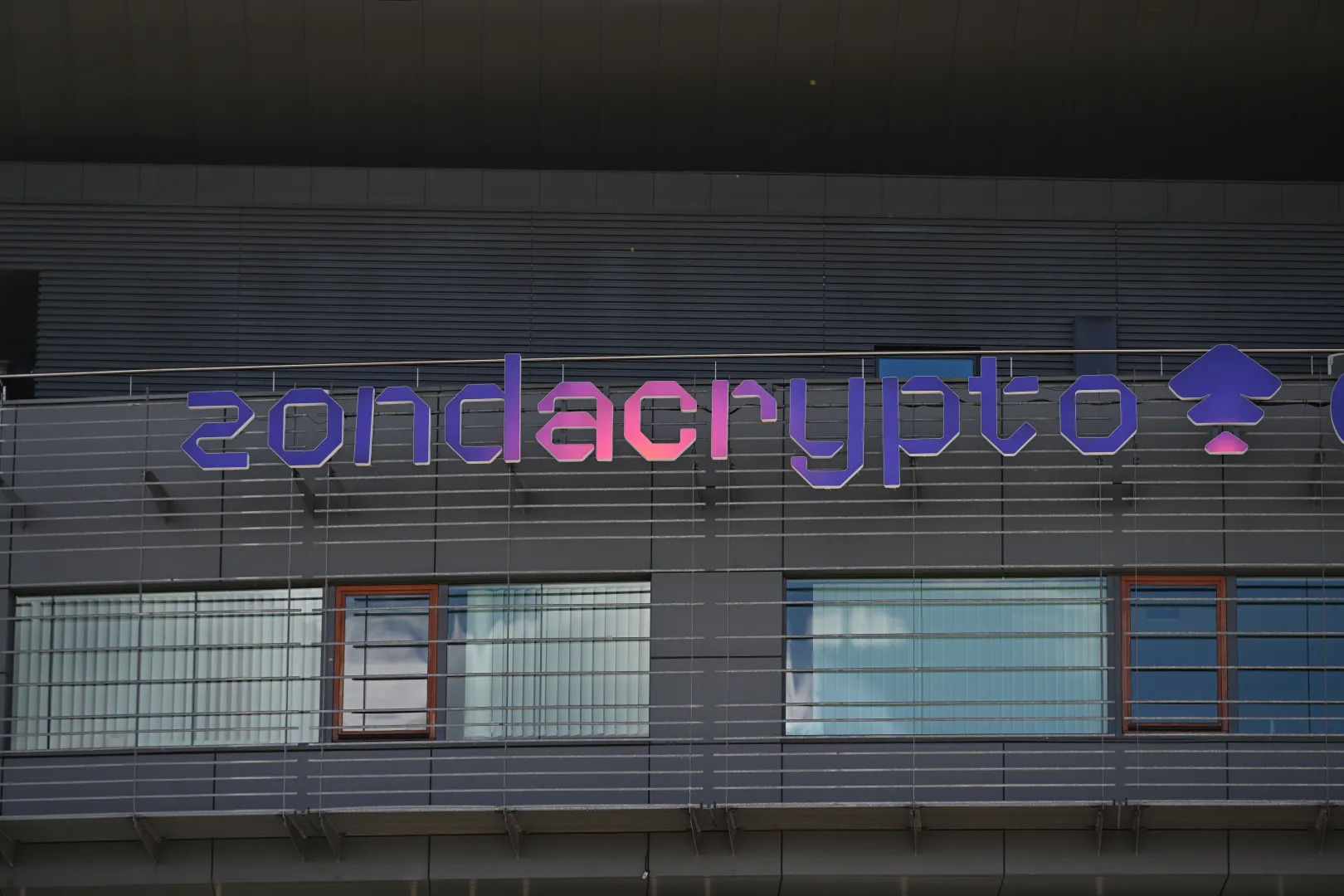 Neon zondacrypto. Zdj. ilustracyjne. Fot. PAP/Radek Pietruszka
