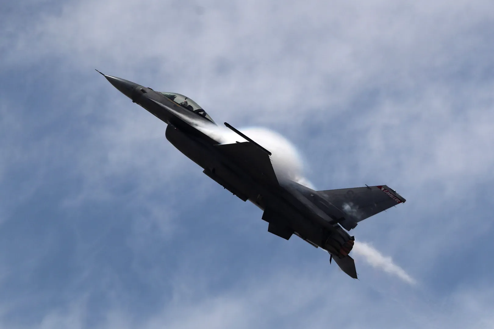Истребитель F-16. Fot. EPA/PAOLO AGUILAR (фотоиллюстрация)