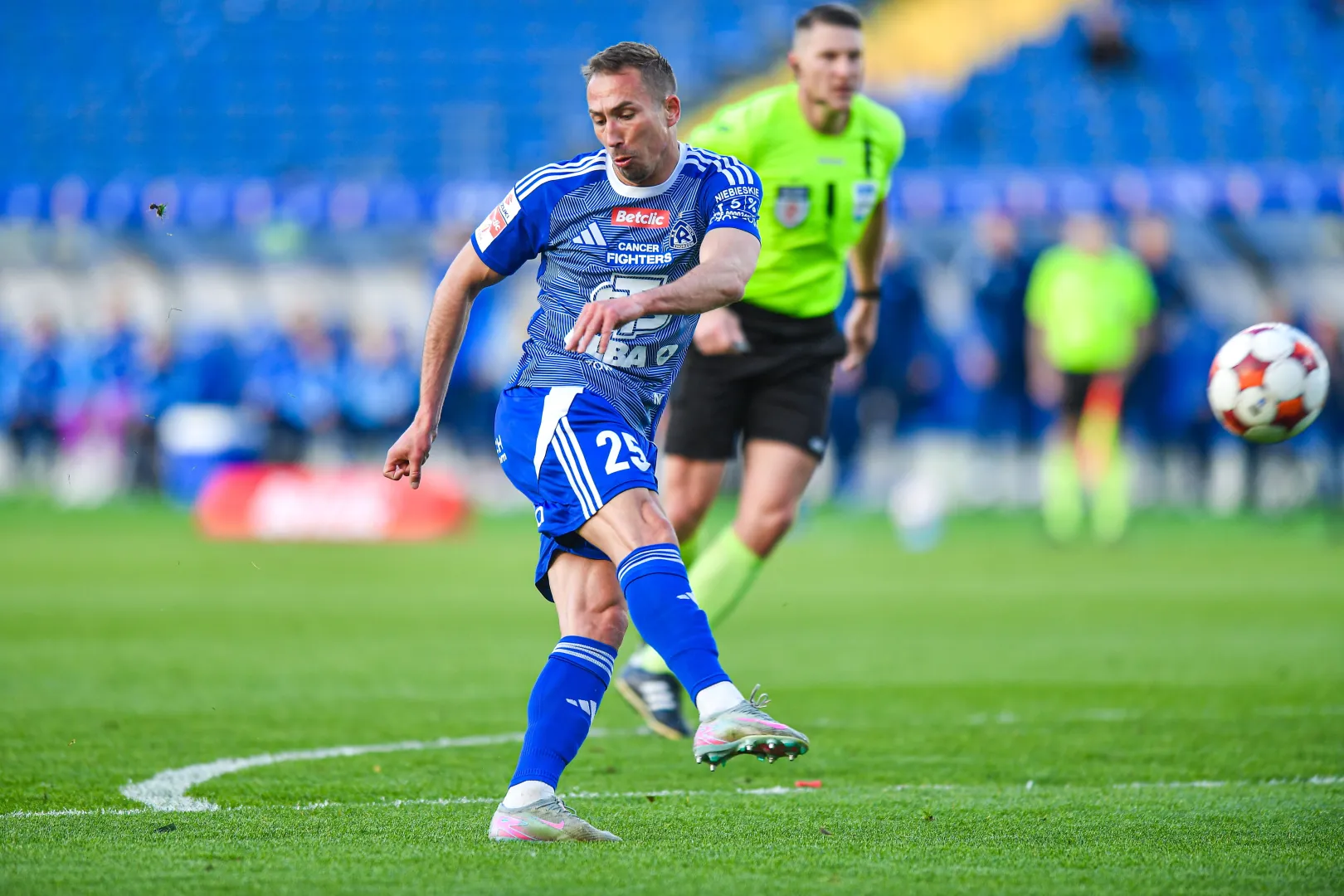 Piłkarz Ruchu Chorzów Denis Ventura. Fot. PAP/	Art Service