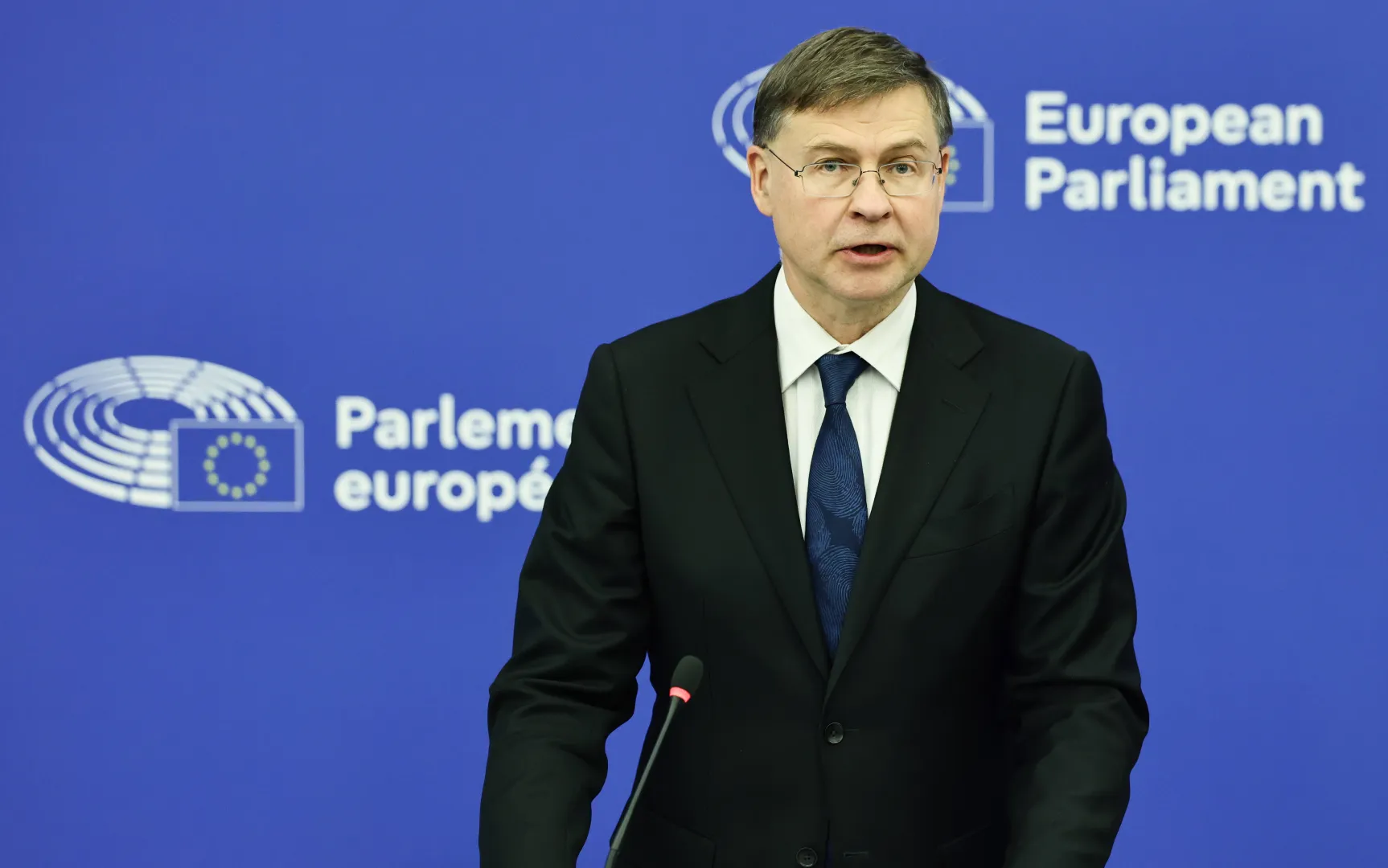Komisarz UE ds. finansowych Valdis Dombrovskis. Fot. PAP/EPA/RONALD WITTEK