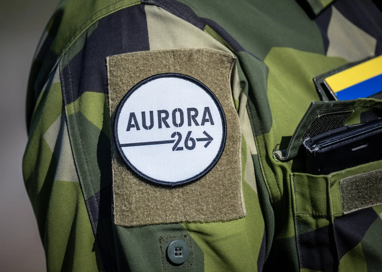 Емблема Aurora на рукаві солдата під час бойового показу в рамках дня для преси на військових навчаннях Aurora-2026 у Швеції. Fot. PAP/EPA/JOHAN NILSSON