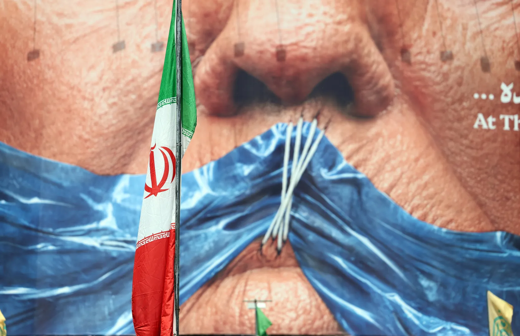 Antyamerykański plakat w Teheranie Fot. PAP/EPA/ABEDIN TAHERKENAREH