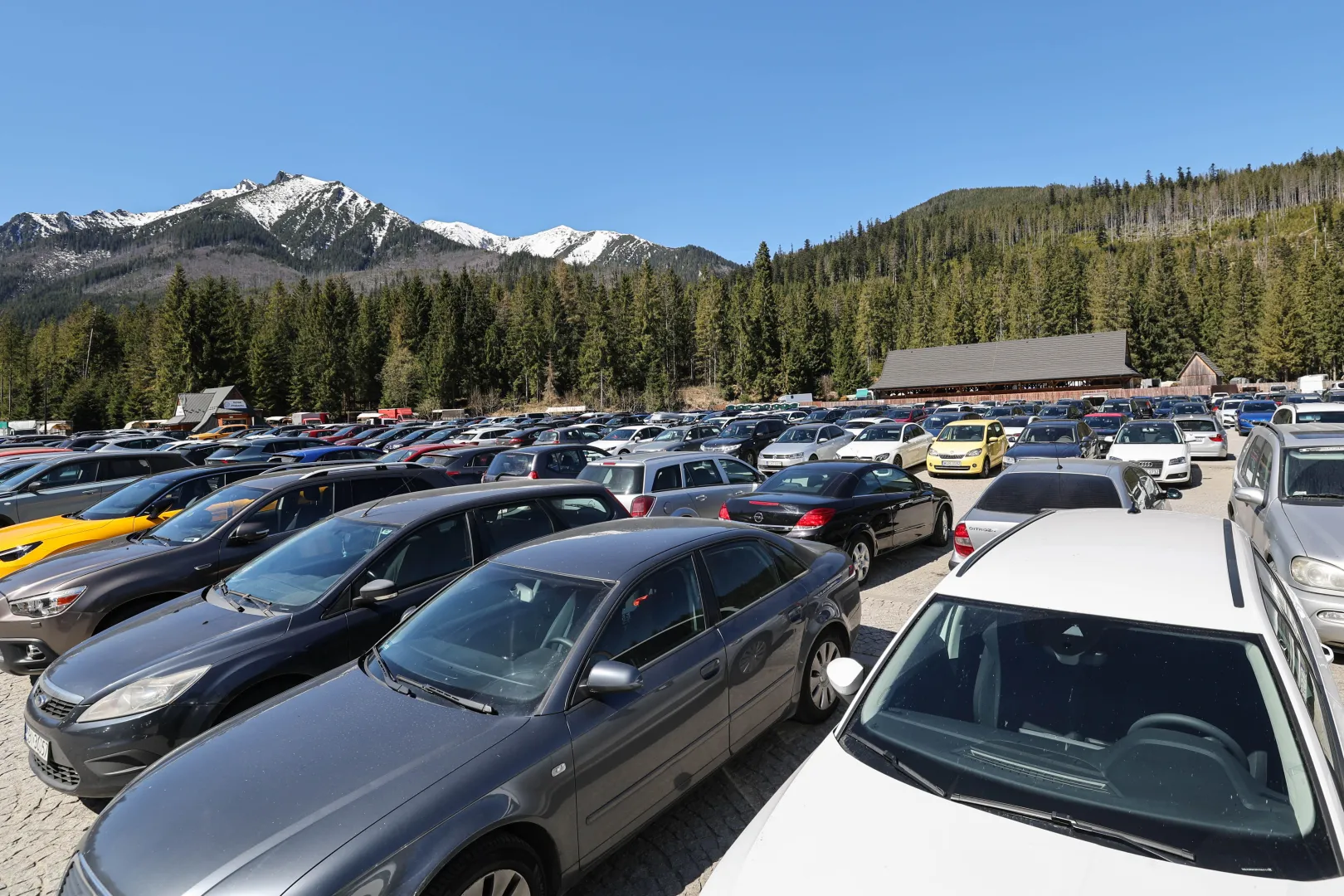 Zapełniony parking w Palenicy Białczańskiej, skąd prowadzi m.in. jeden z najpopularniejszych szlaków nad Morskie Oko. Fot. PAP/Grzegorz Momot