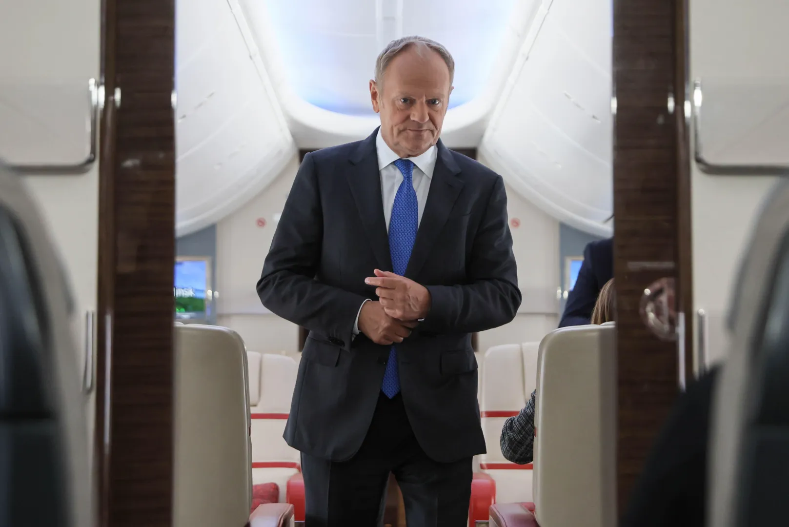 Premier Donald Tusk w samolocie rządowym, fot. PAP/Leszek Szymański