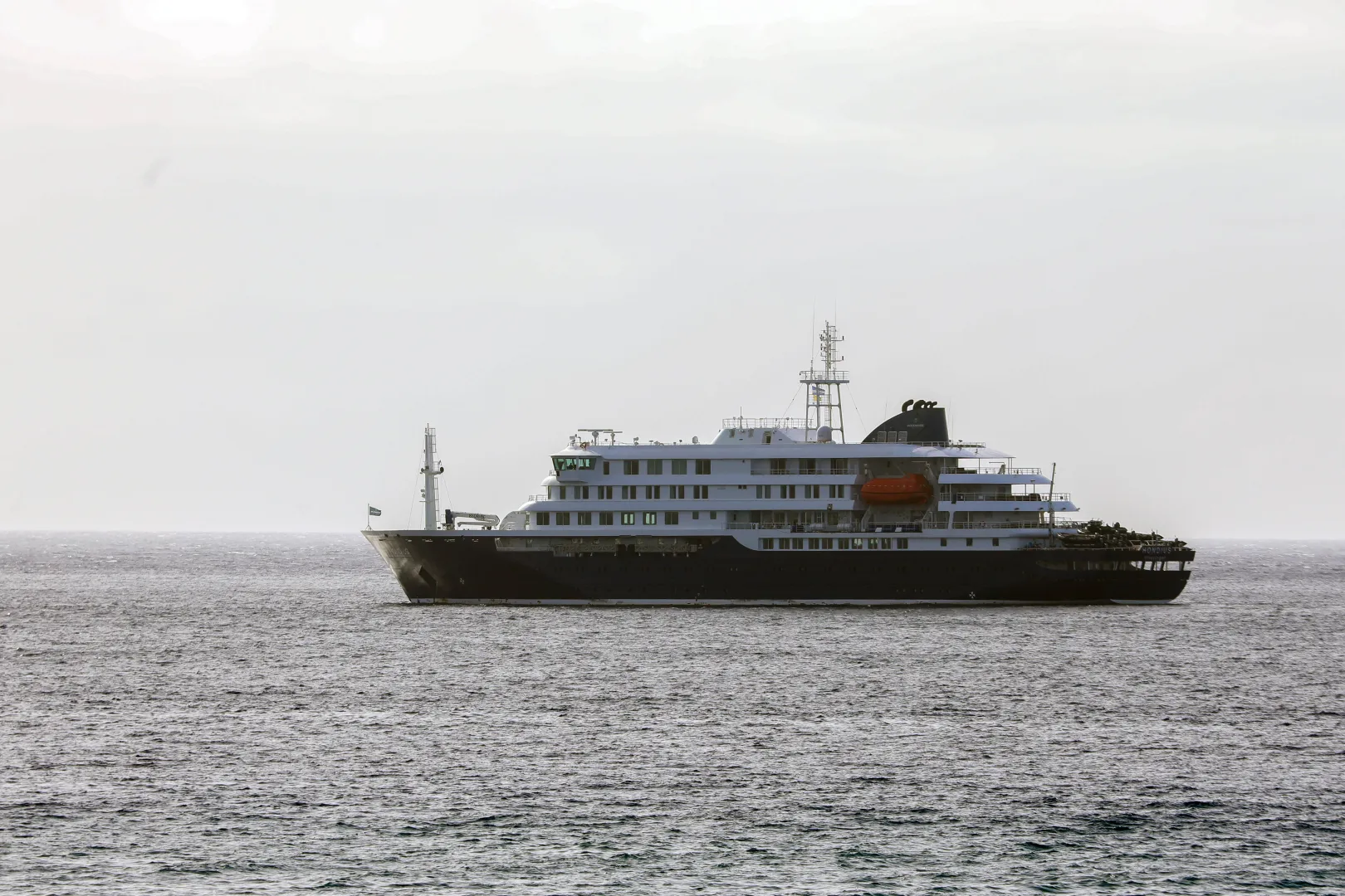 MV Hondius. Fot. PAP/EPA/ELTON MONTEIRO