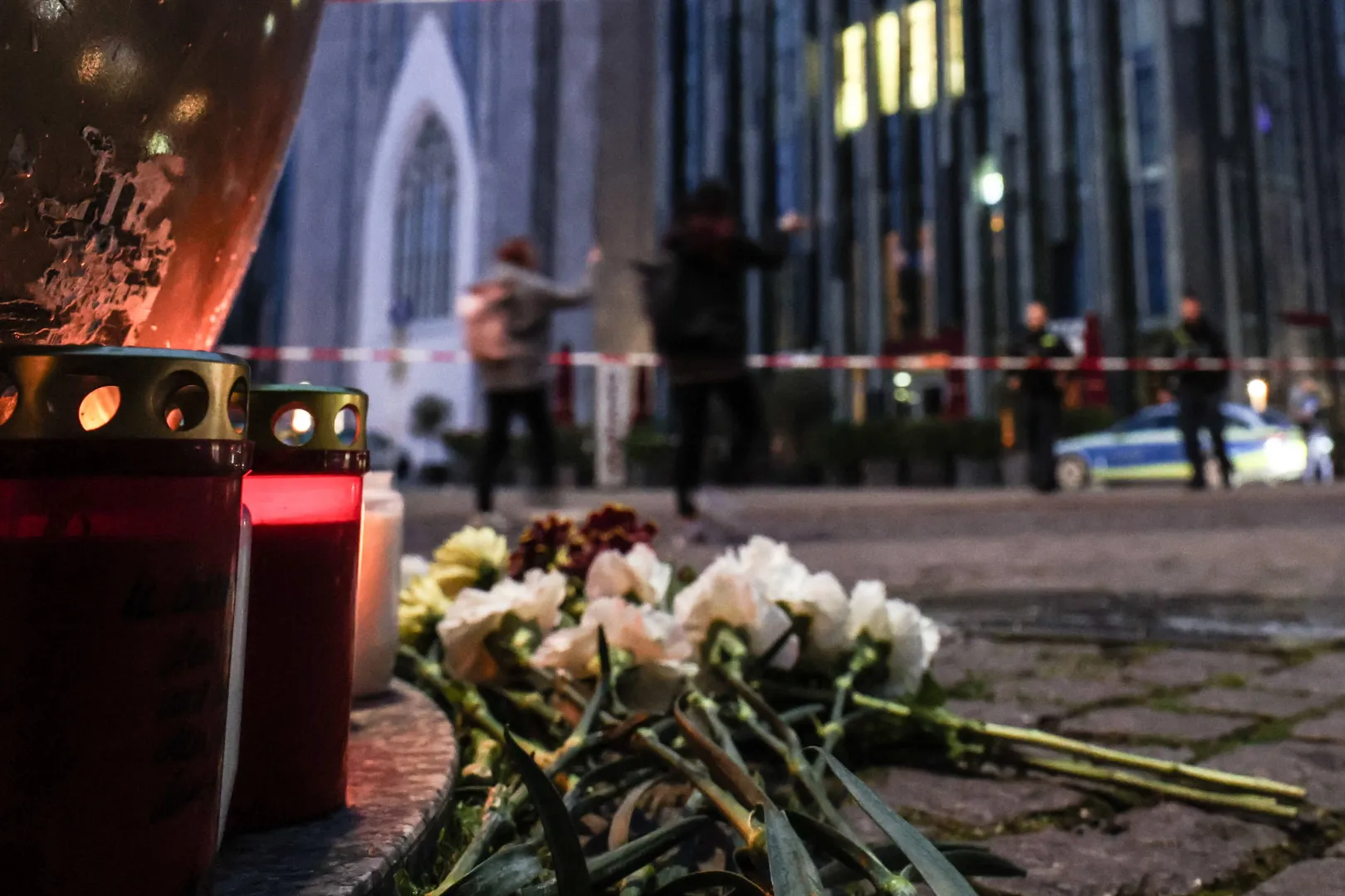 Lipsk. Znicze i kwiaty w pobliżu miejsca, gdzie doszło do tragedii, fot. PAP/EPA/Filip Singer