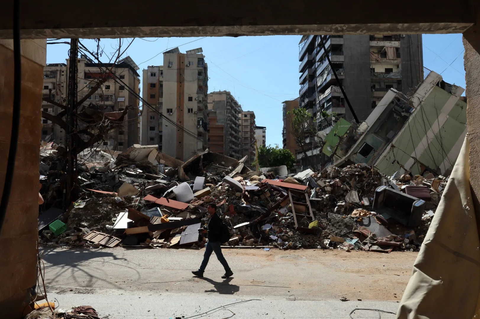 Zniszczenia w Bejrucie po izraelskich atakach, fot. PAP/EPA/WAEL HAMZEH