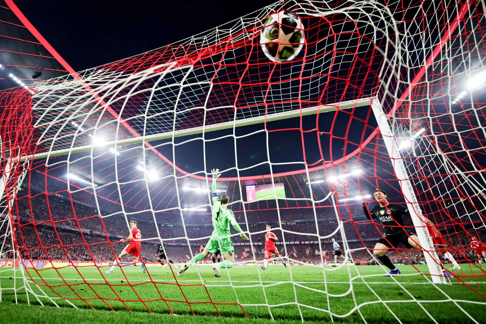Gol na 0:1 dla PSG, fot. PAP/EPA/RONALD WITTEK