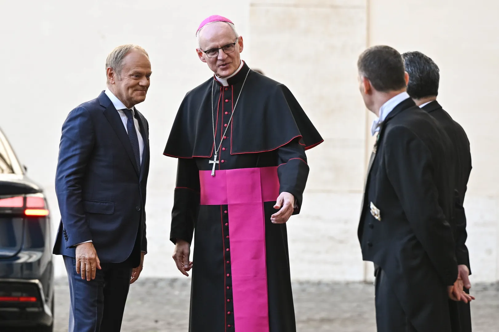 Premier Donald Tusk i prefekt Domu Papieskiego abp Petar Rajic. Fot. PAP/Radek Pietruszka