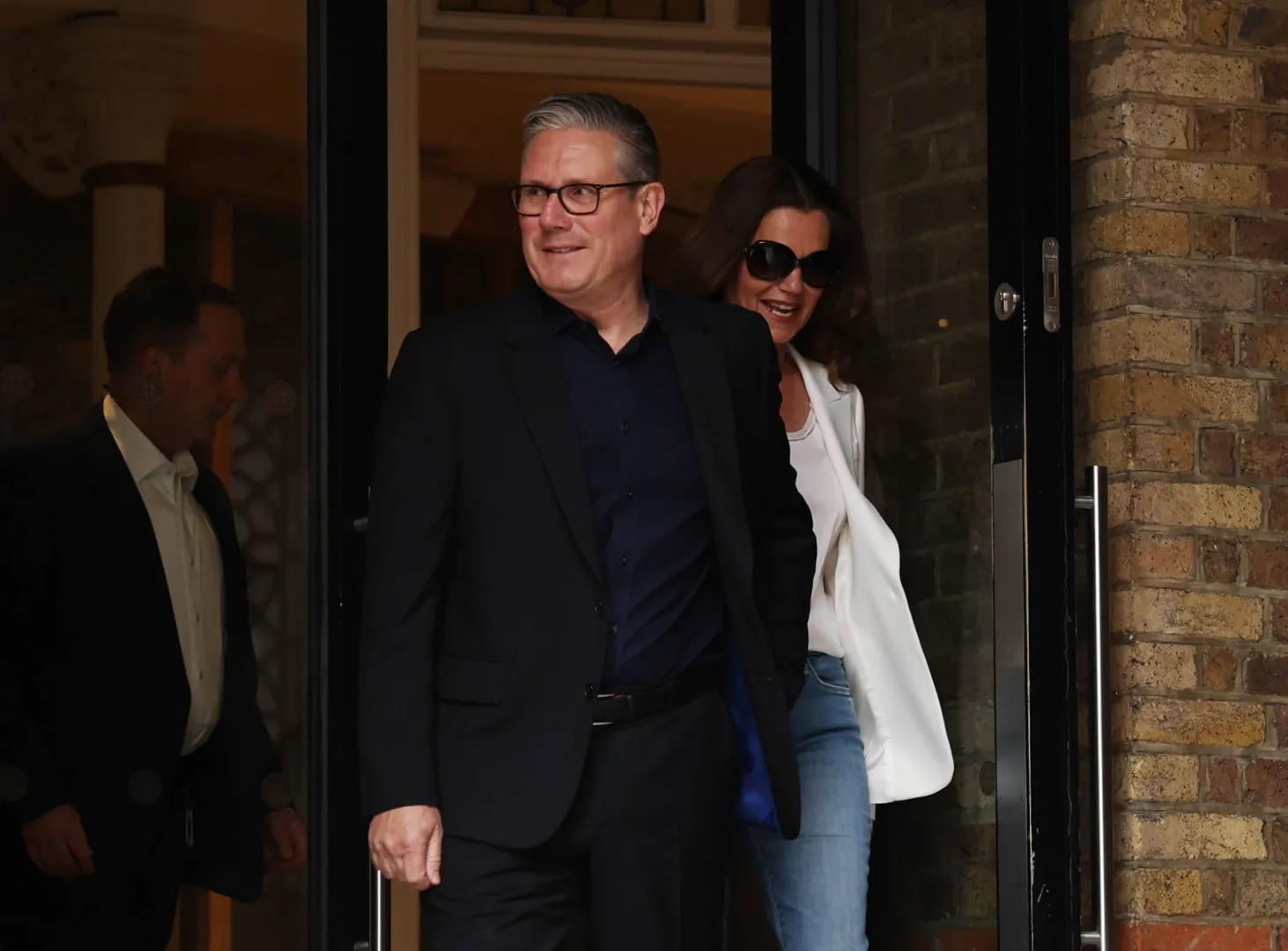 Premier Wielkiej Brytanii Keir Starmer z żoną Victorią. Fot. PAP/EPA/NEIL HALL