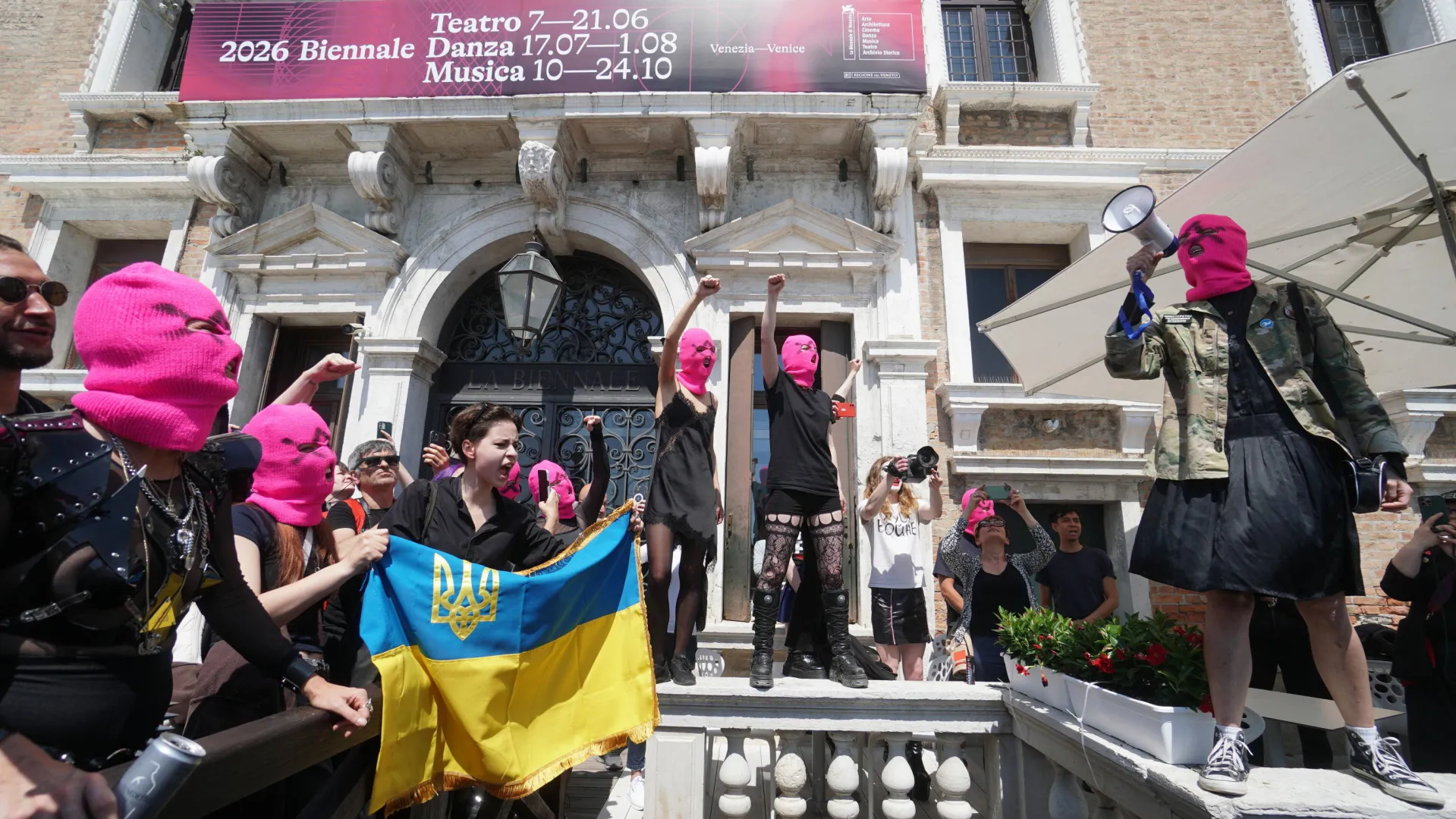 Manifestacje w Wenecji przeciwko obecności Rosji na Biennale Sztuki. Fot. PAP/EPA/ANDREA MEROLA