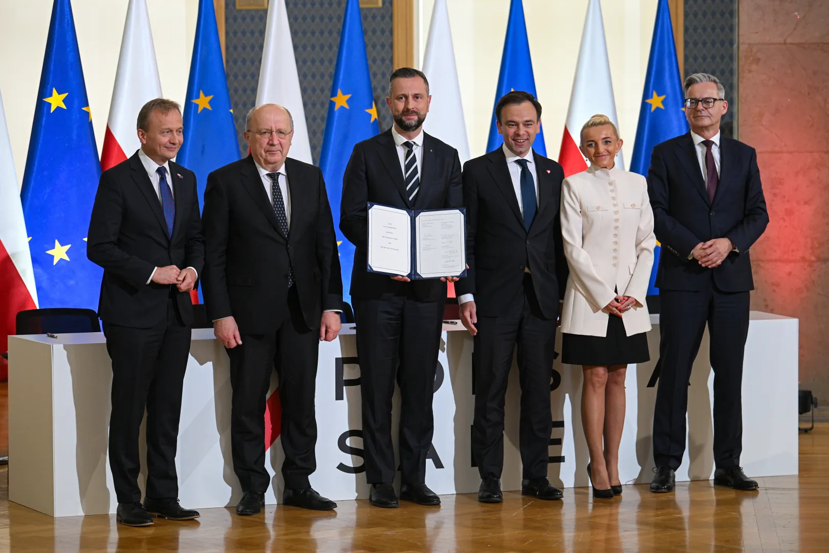 Umowa dot. programu SAFE podpisana. Fot. PAP/Marcin Obara