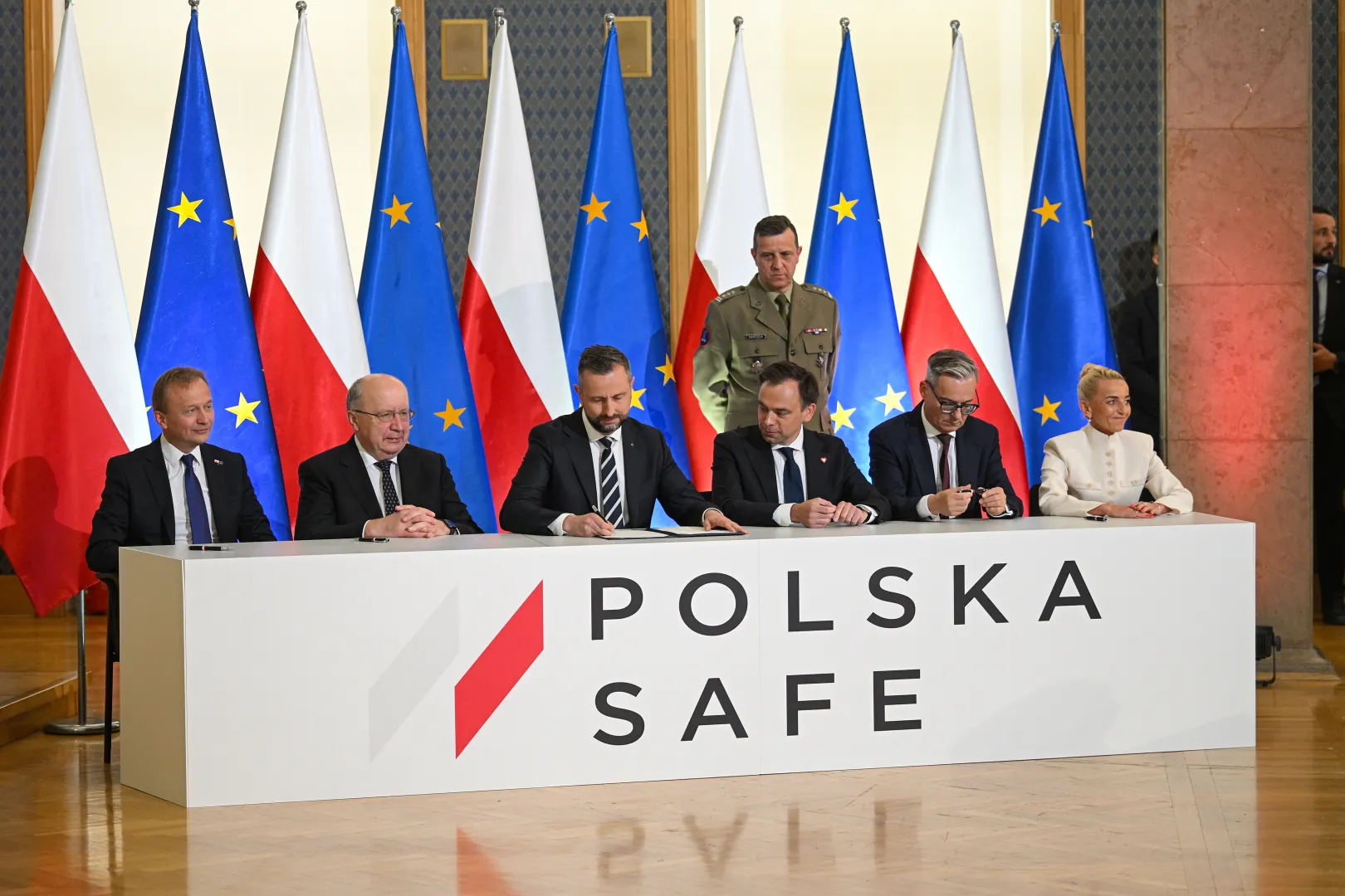Подписание соглашение по оборонной программе SAFE. Подписанты: вице-премьер, глава Министерства национальной обороны Польши Владислав Косиняк-Камыш, министр финансов Анджей Доманьский, комиссар по вопросам бюджета ЕС Пётр Серафин и комиссар по вопросам обороны ЕС Андрюс Кубилюс. Fot. PAP/Marcin Obara