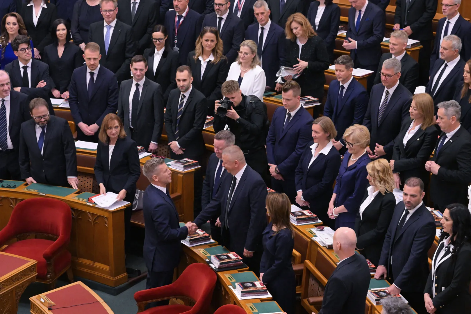 Peter Magyar i posłowie podczas sesji inauguracyjnej nowego parlamentu, fot. PAP/EPA/MTI/Zsolt Szigetvary
