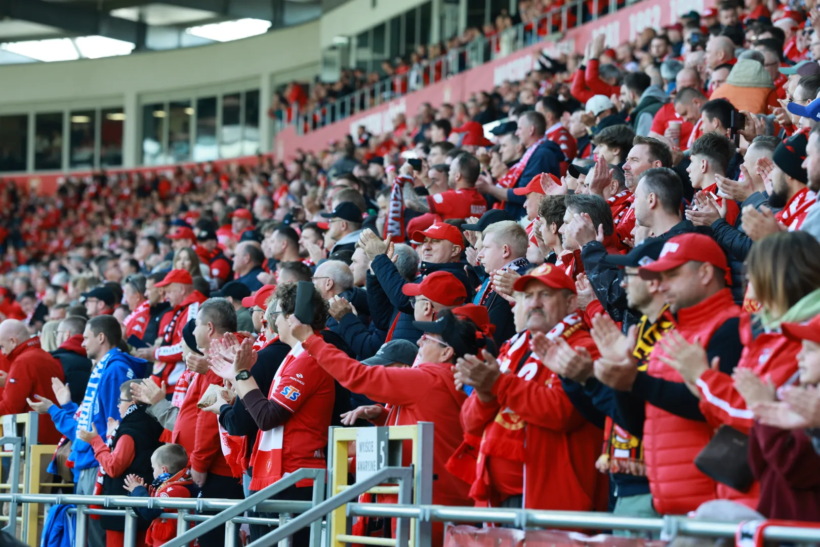 Kibice Widzewa Łódź. Fot. PAP/	Marian Zubrzycki