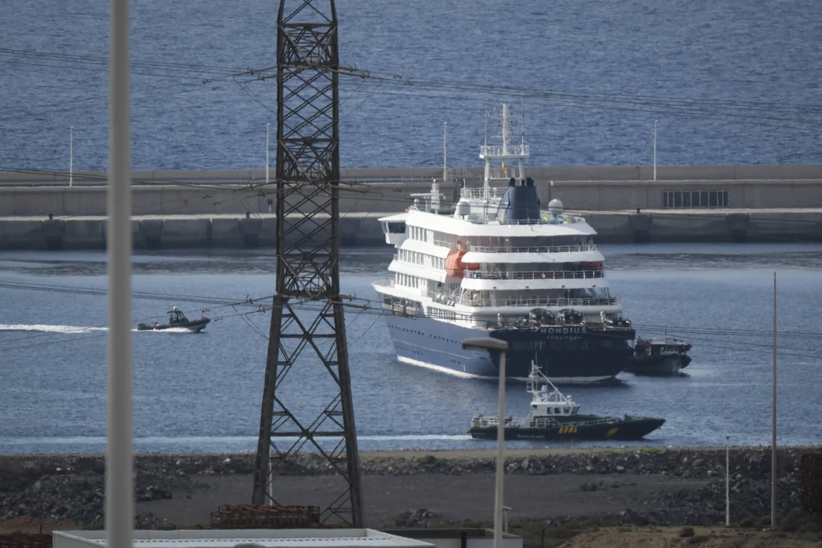 MV Hondius. Fot. PAP/EPA/Alberto Valdes
