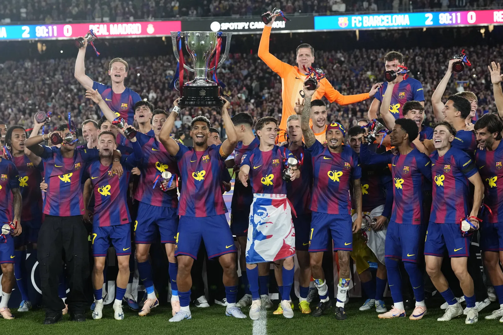Piłkarze FC Barcelony celebrują zdobycie mistrzostwa Hiszpanii po wygranym meczu z Realem Madryt, fot. PAP/EPA/EFE/SIU WU