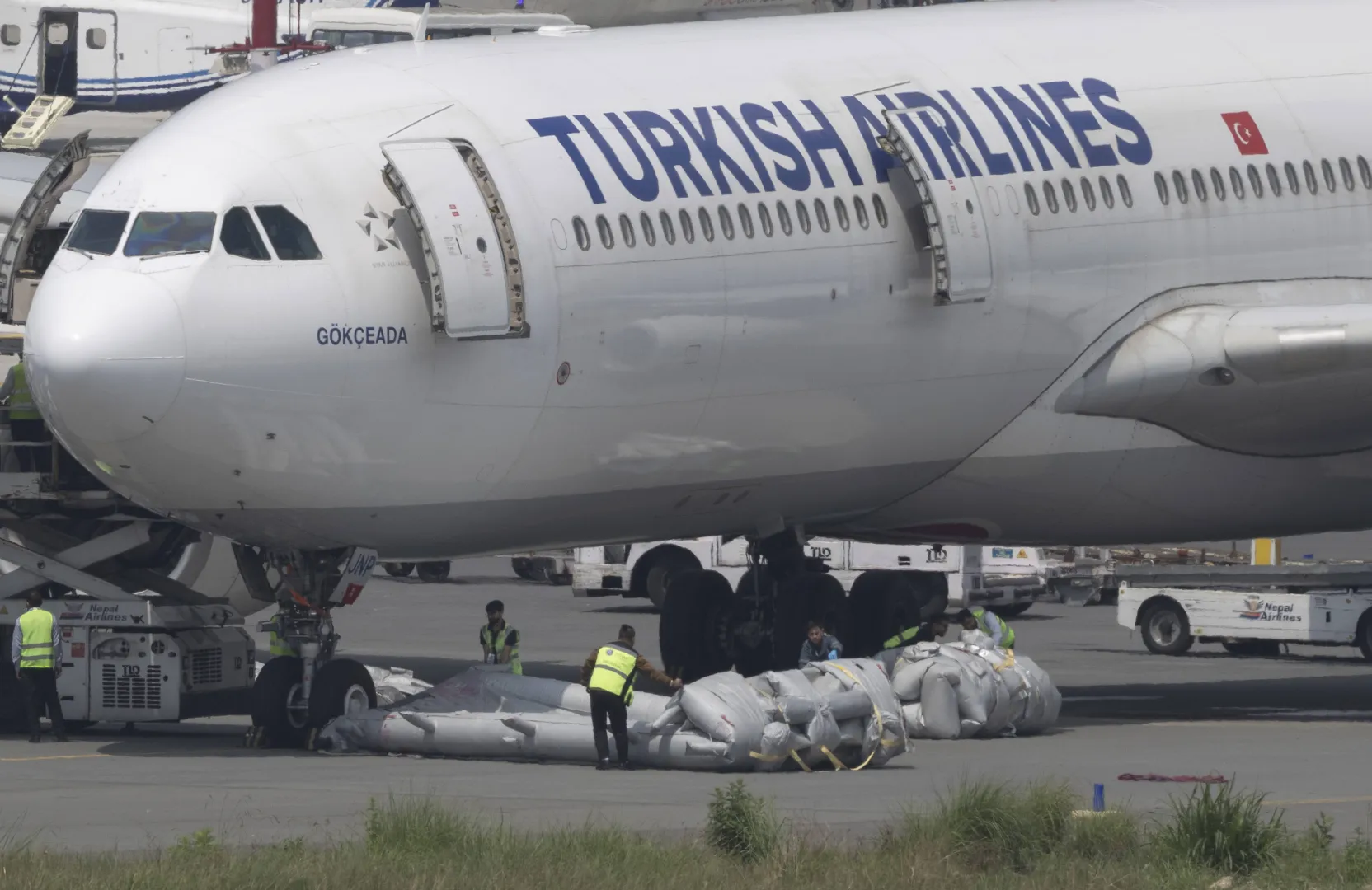 Samolot linii Turkish Airlines na lotnisku w Katmandu, fot. PAP/EPA/NARENDRA SHRESTHA