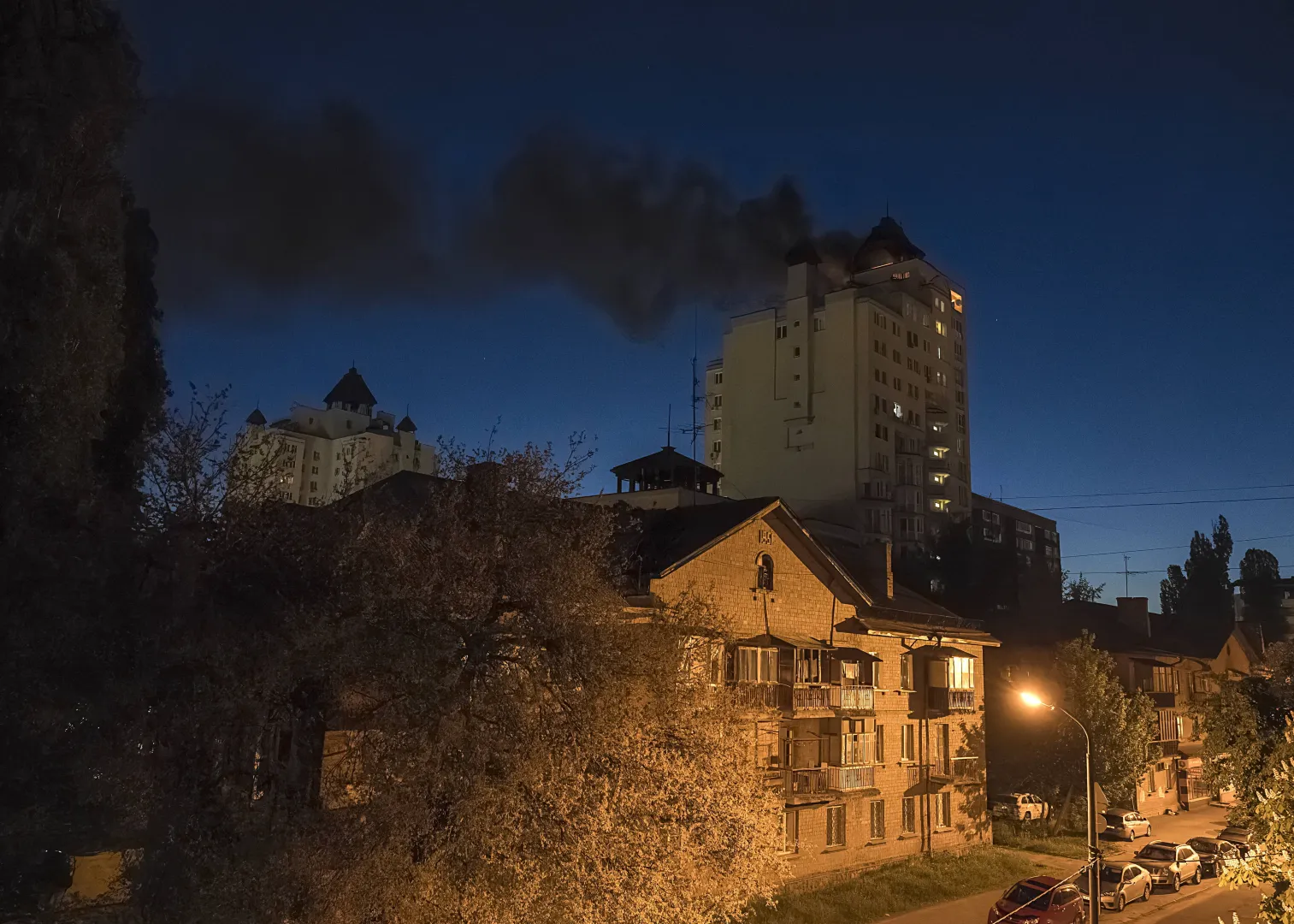 Уламки збитого російського дрона впали на дах багатоповерховівки в Києві, Україна. 12 травня 2026 р. Fot. PAP/EPA/MAXYM MARUSENKO